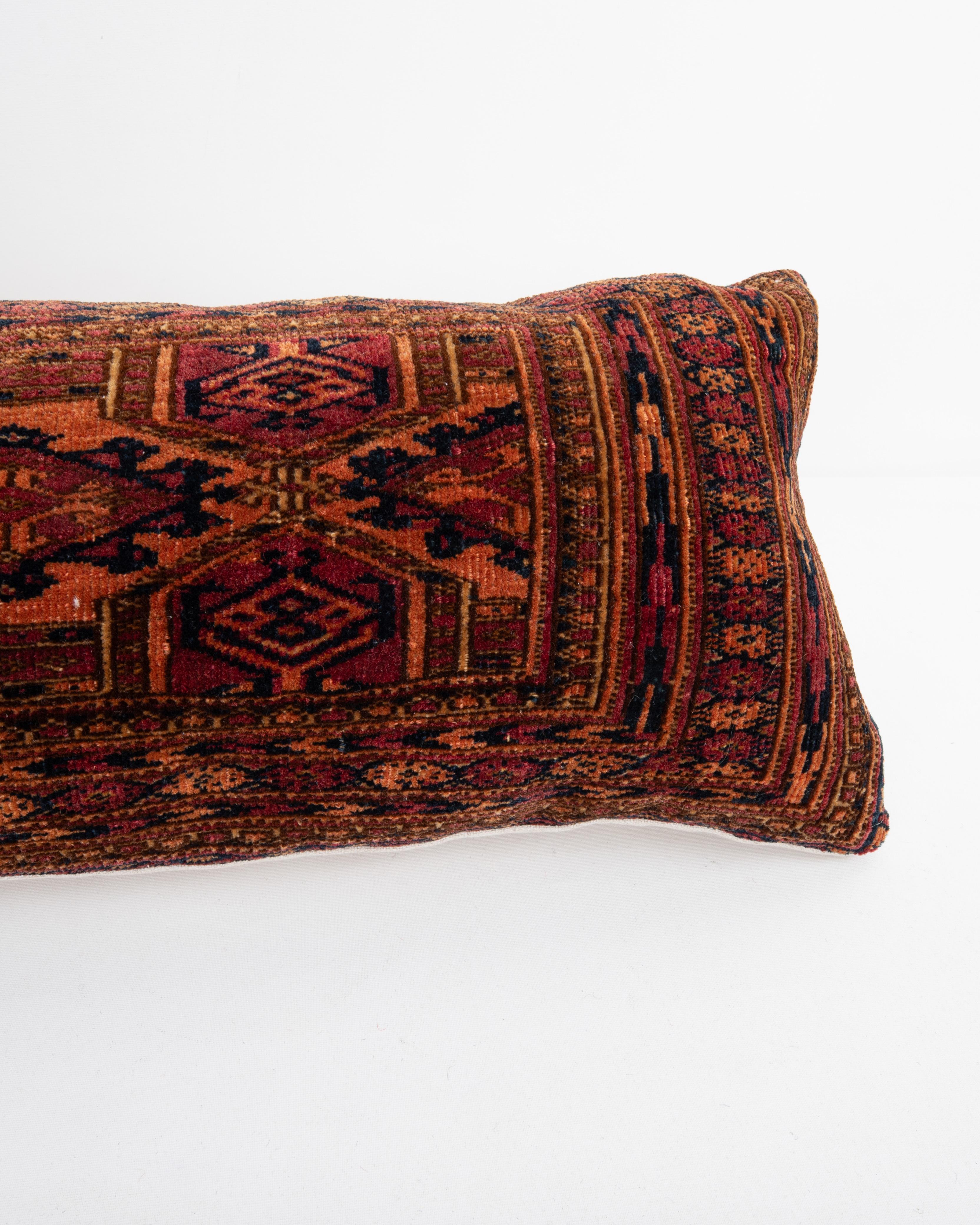 Alfombra Funda de almohada hecha con una antigua bolsa turcomana Tejido a mano en venta