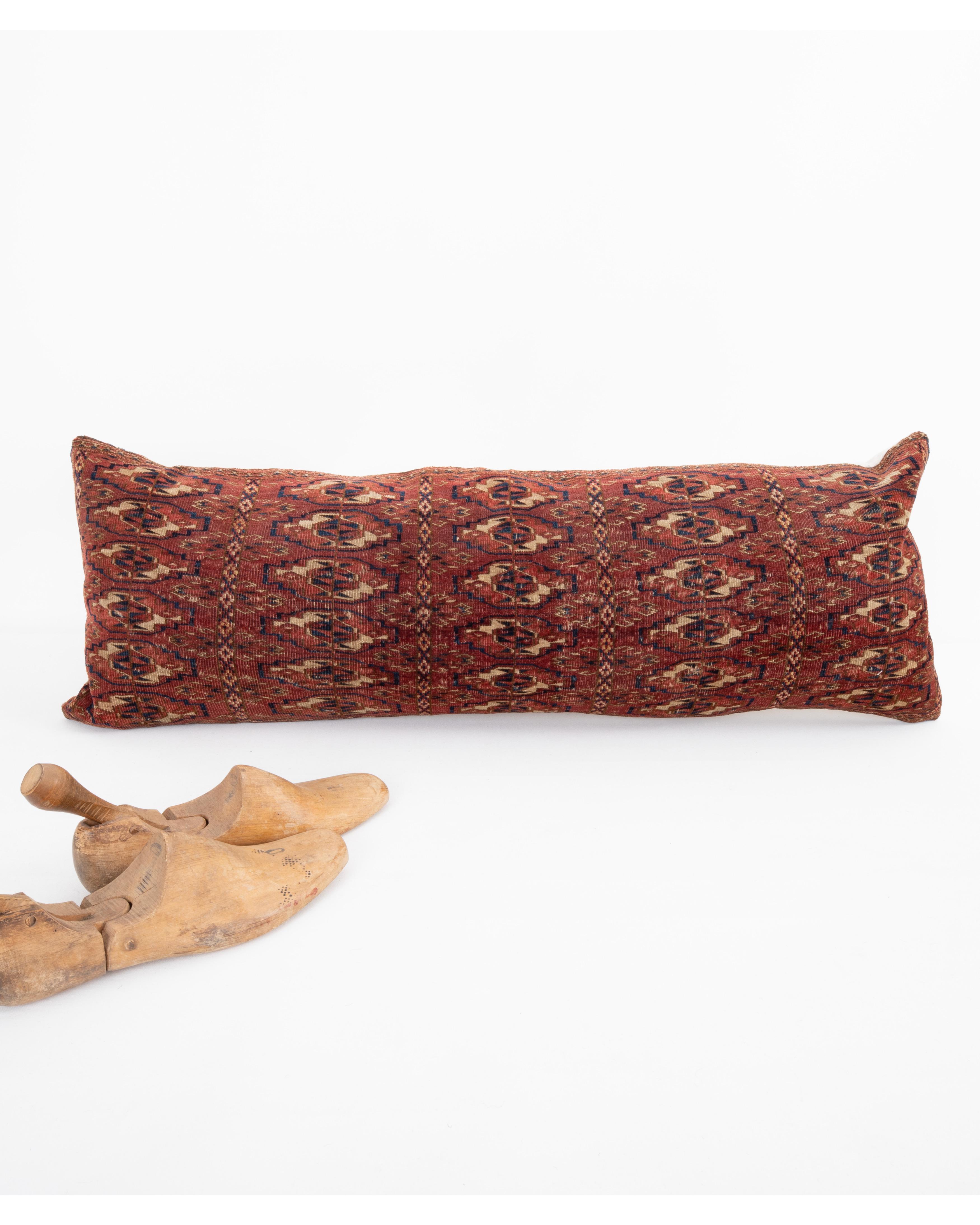 Tissé à la main Coussin de tapis fabriqué à partir d'un sac turkmène ancien en vente