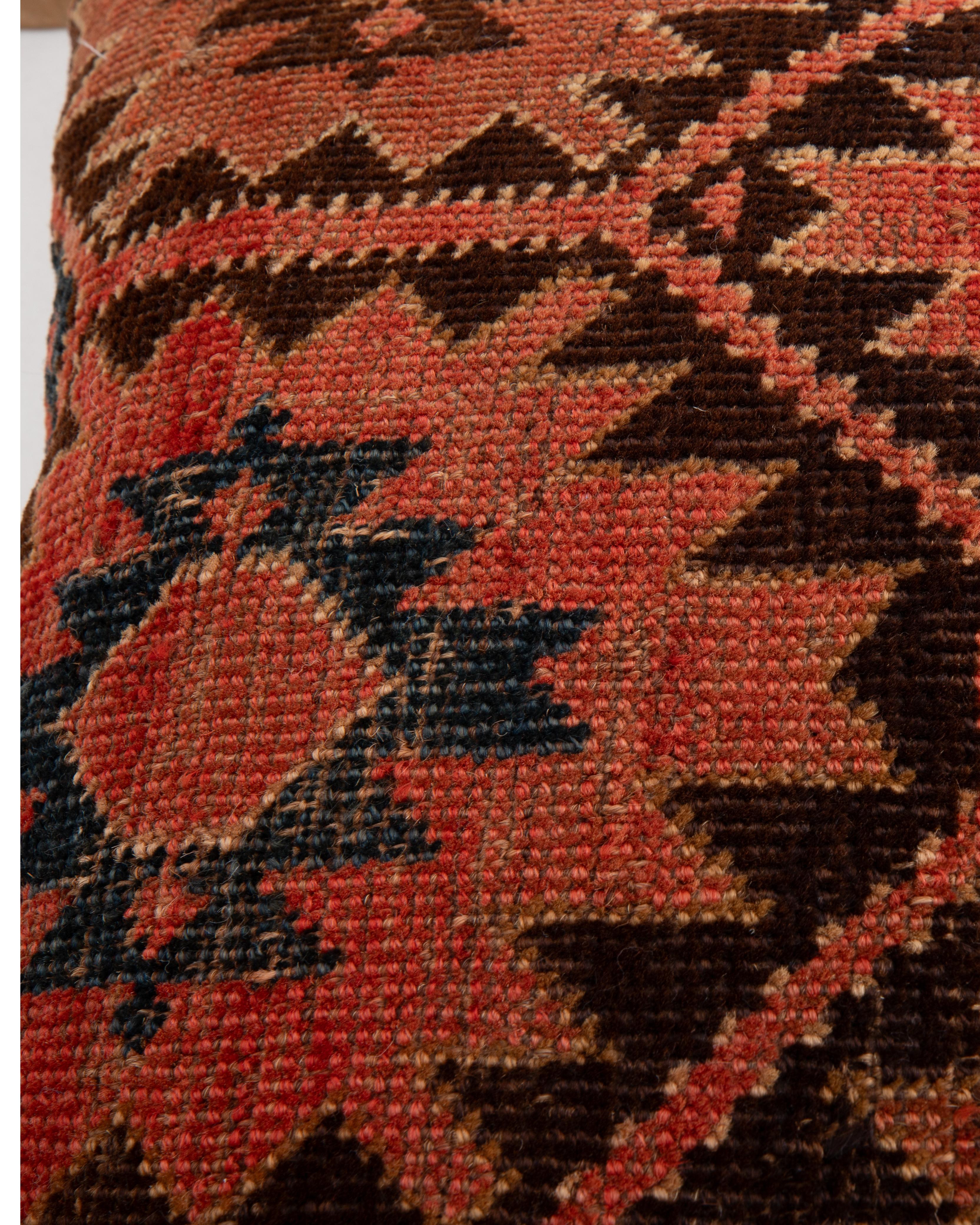 Tissé à la main Coussin de tapis fabriqué à partir d'un sac turkmène ancien en vente