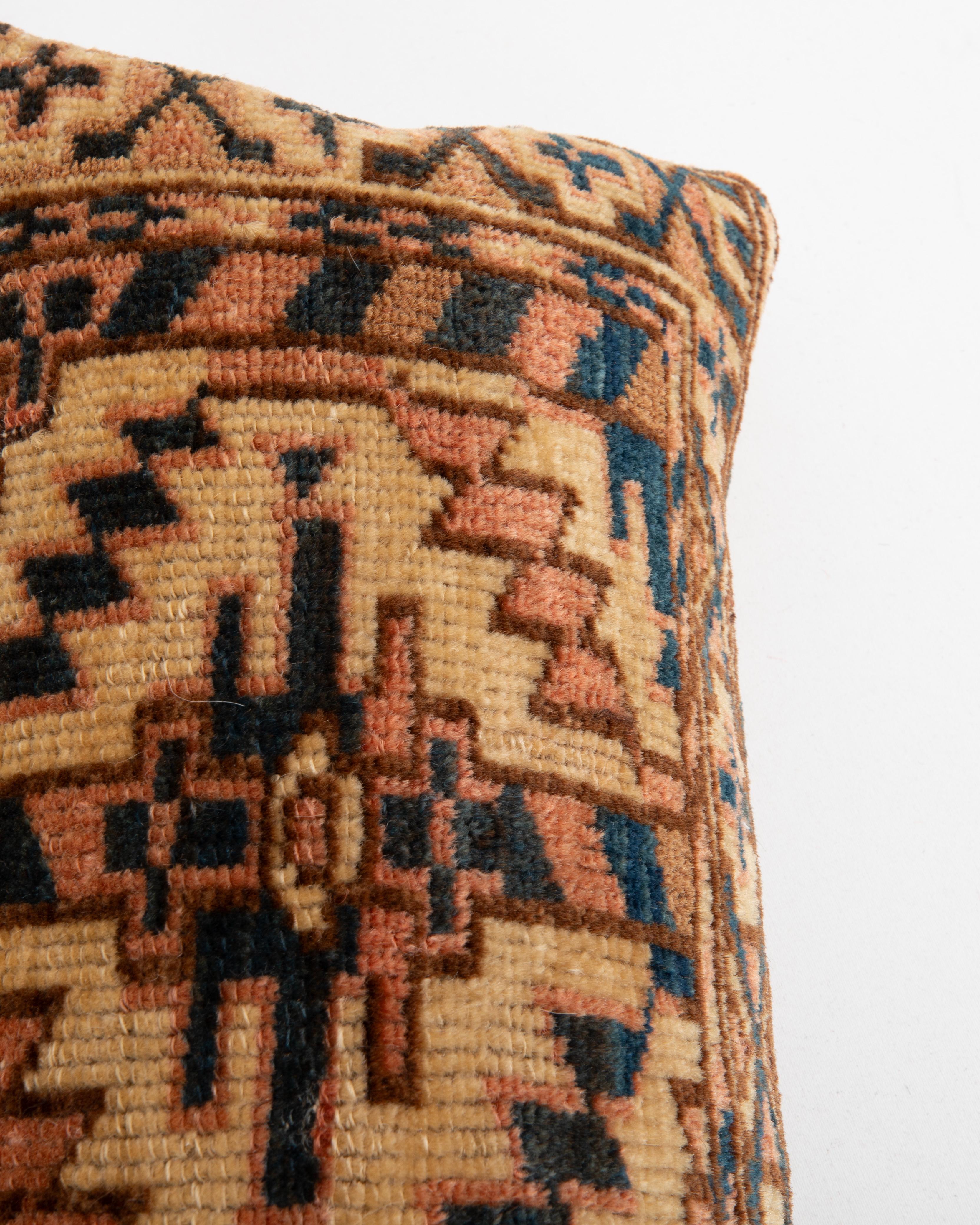 Tissé à la main Coussin de tapis fabriqué à partir d'un sac turkmène ancien en vente