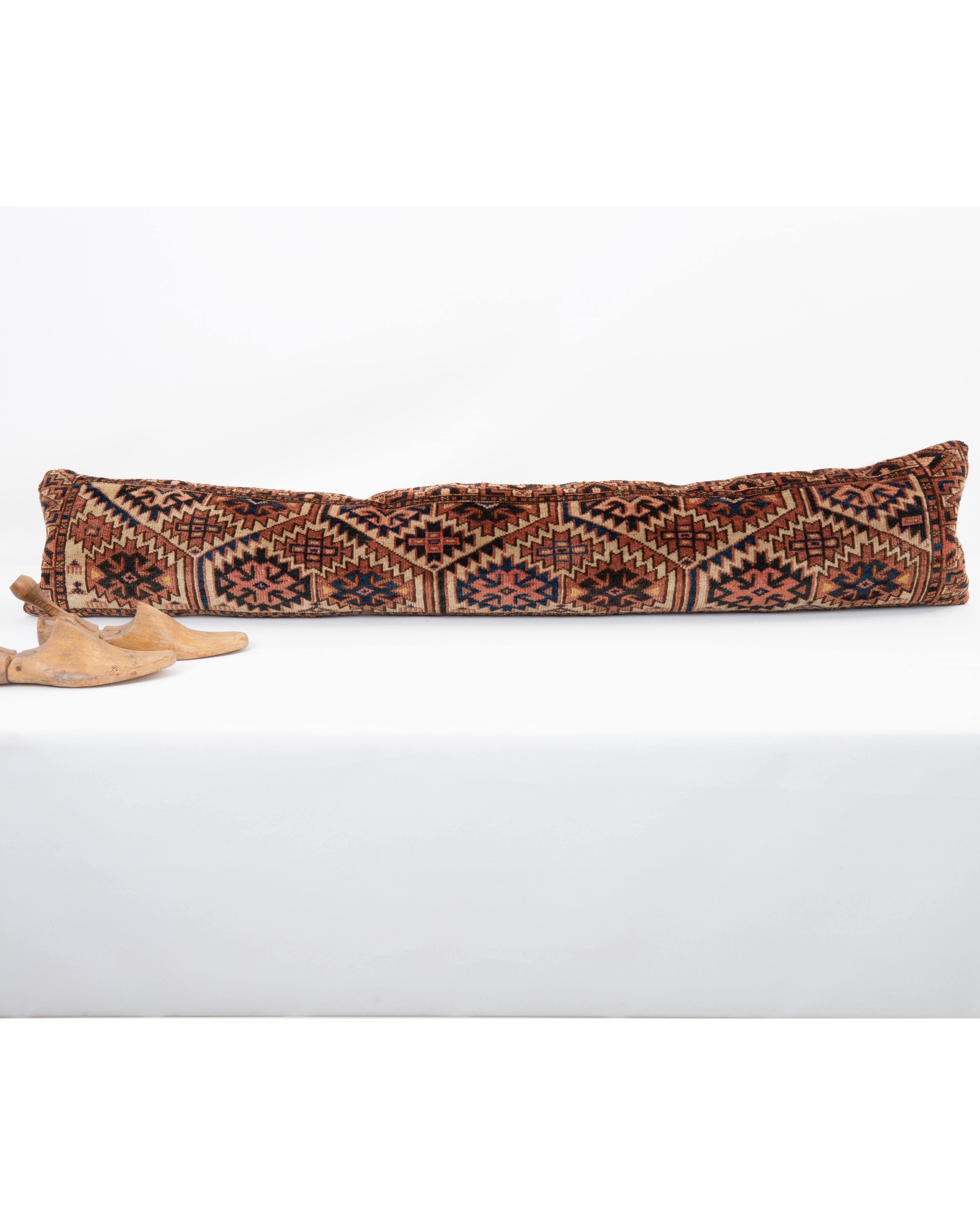 Alfombra Funda de almohada hecha con una antigua bolsa turcomana en Bastante bueno estado para la venta en Istanbul, TR