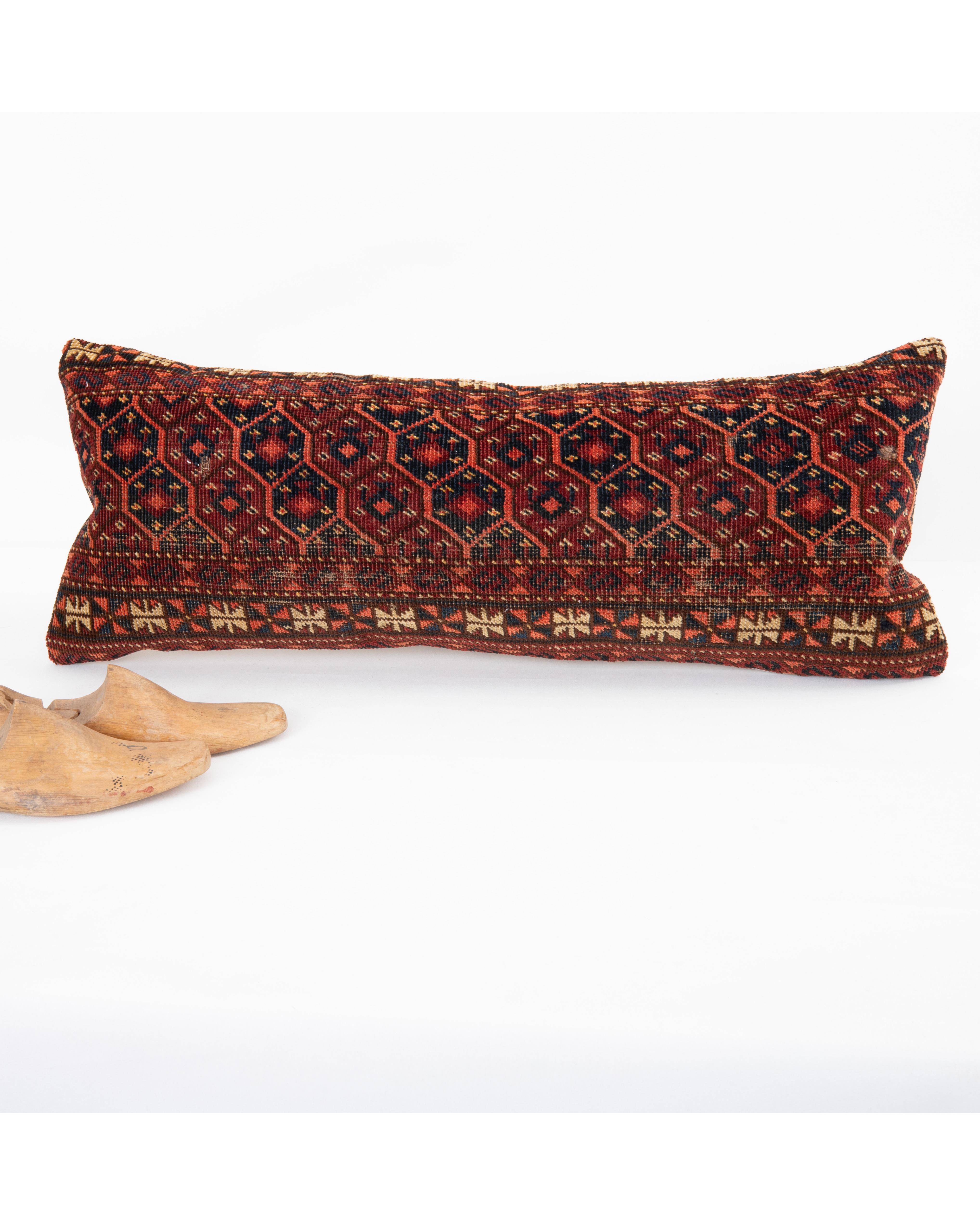 Alfombra Funda de almohada hecha con una antigua bolsa turcomana en Bastante bueno estado para la venta en Istanbul, TR