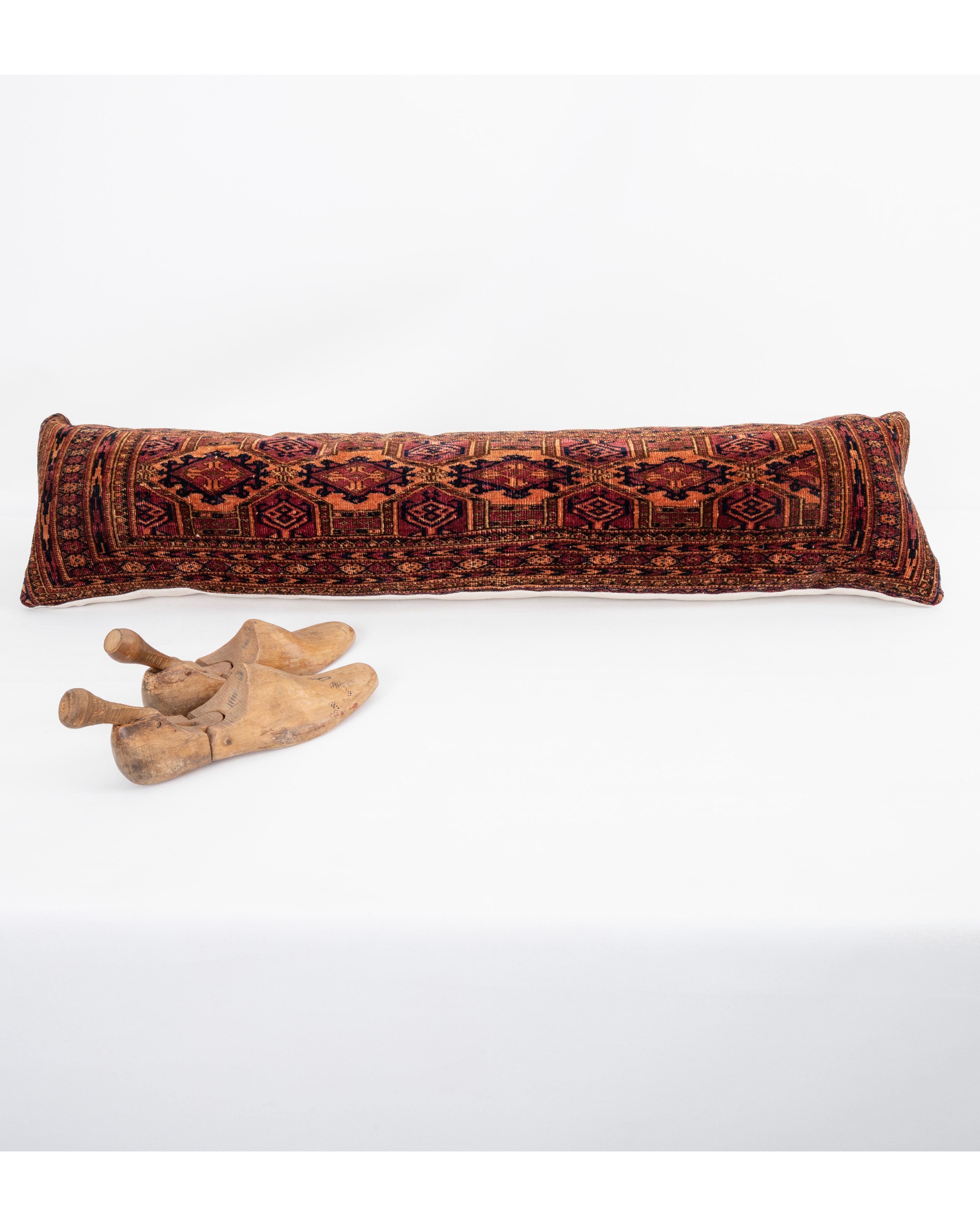 Alfombra Funda de almohada hecha con una antigua bolsa turcomana en Bastante bueno estado para la venta en Istanbul, TR