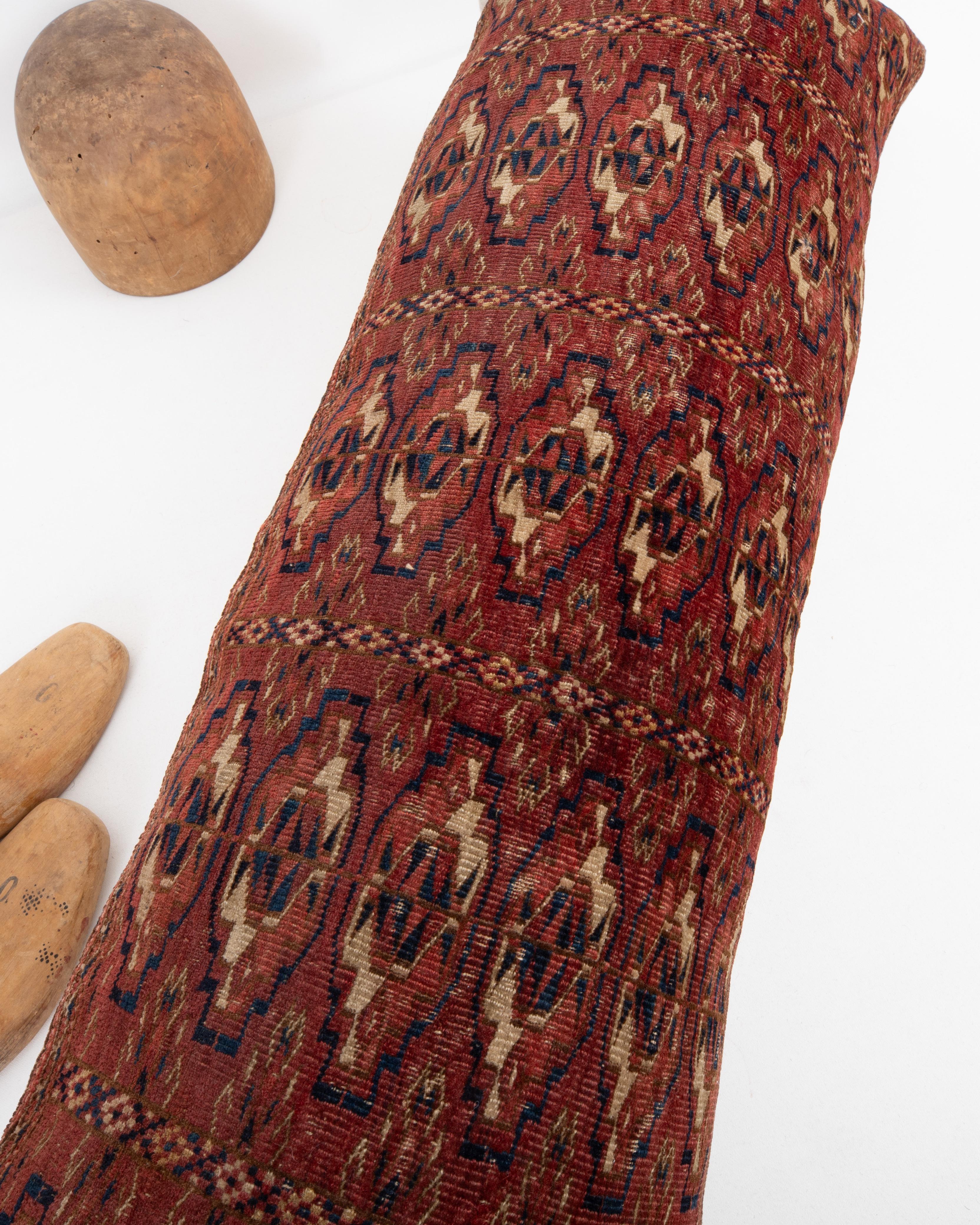Coussin de tapis fabriqué à partir d'un sac turkmène ancien État moyen - En vente à Istanbul, TR