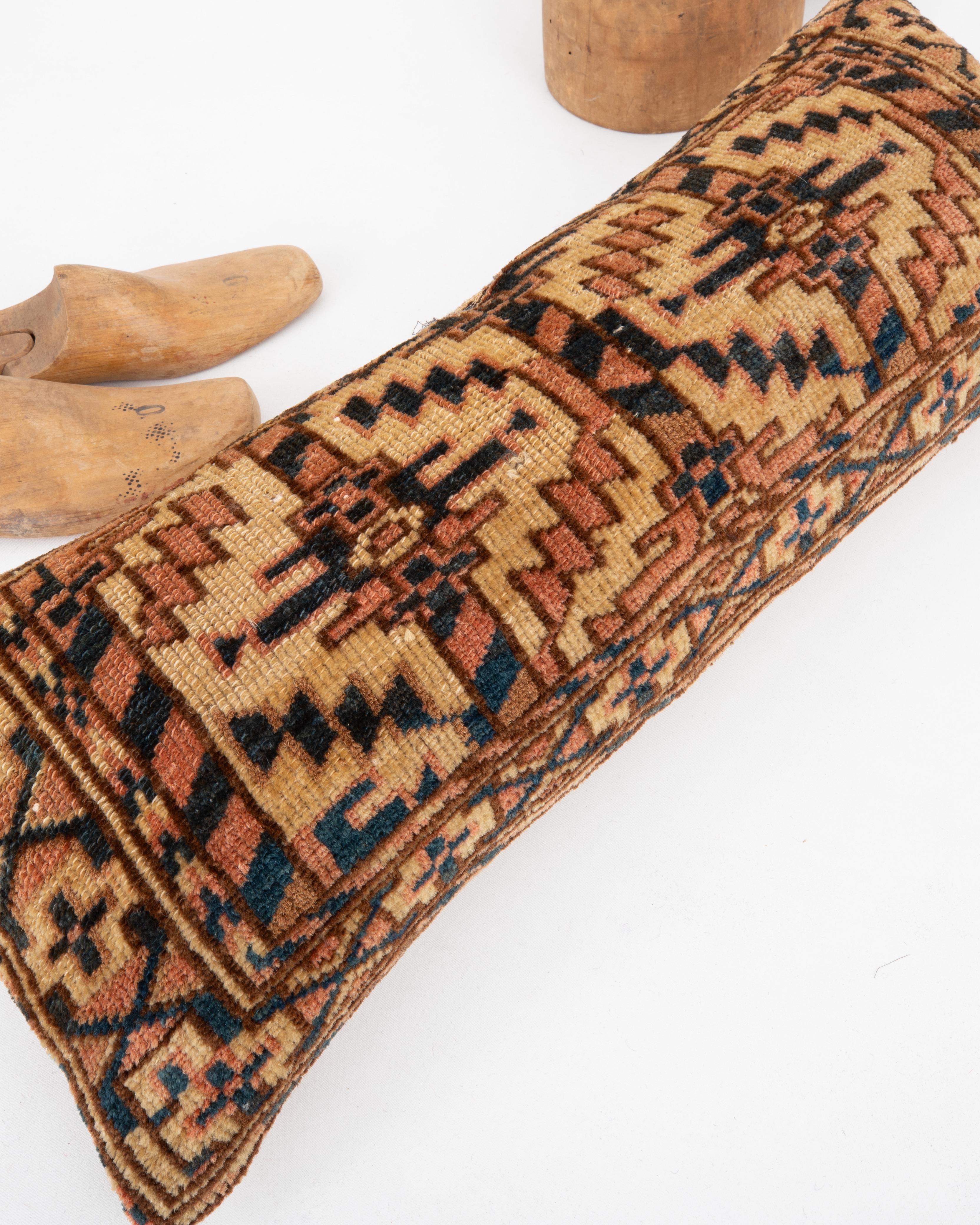 Coussin de tapis fabriqué à partir d'un sac turkmène ancien État moyen - En vente à Istanbul, TR
