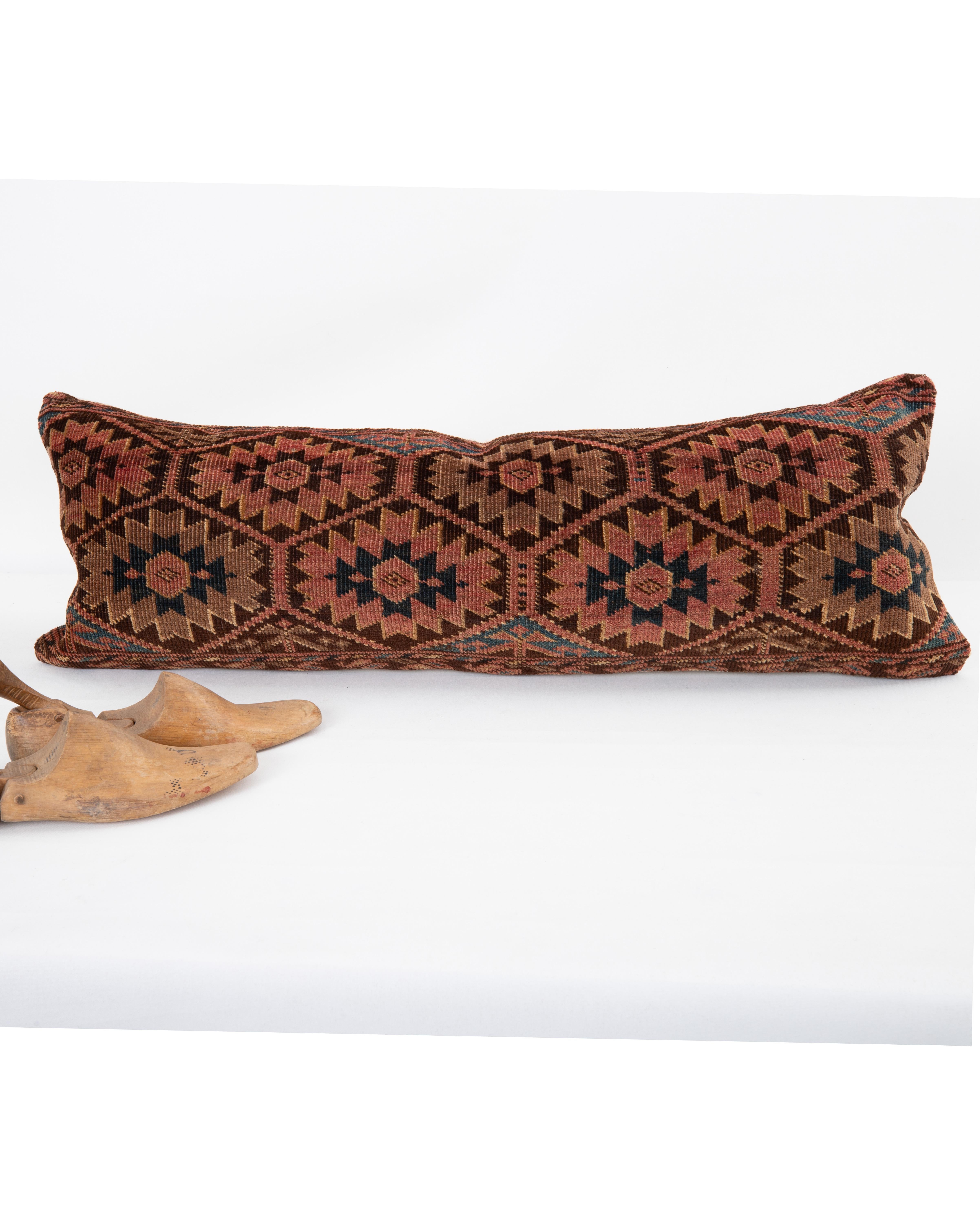 Alfombra Funda de almohada hecha con una antigua bolsa turcomana siglo XX en venta
