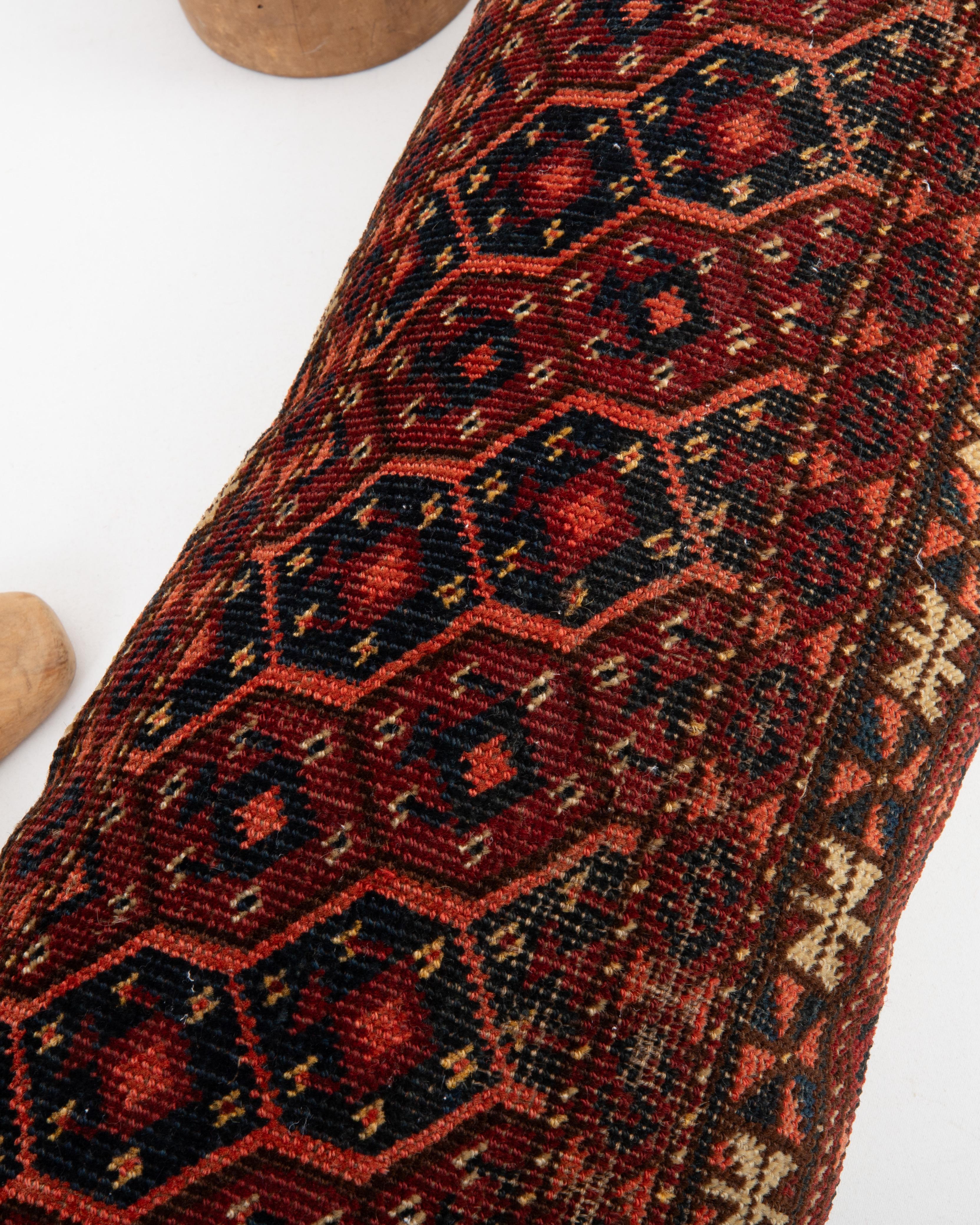 Alfombra Funda de almohada hecha con una antigua bolsa turcomana siglo XX en venta