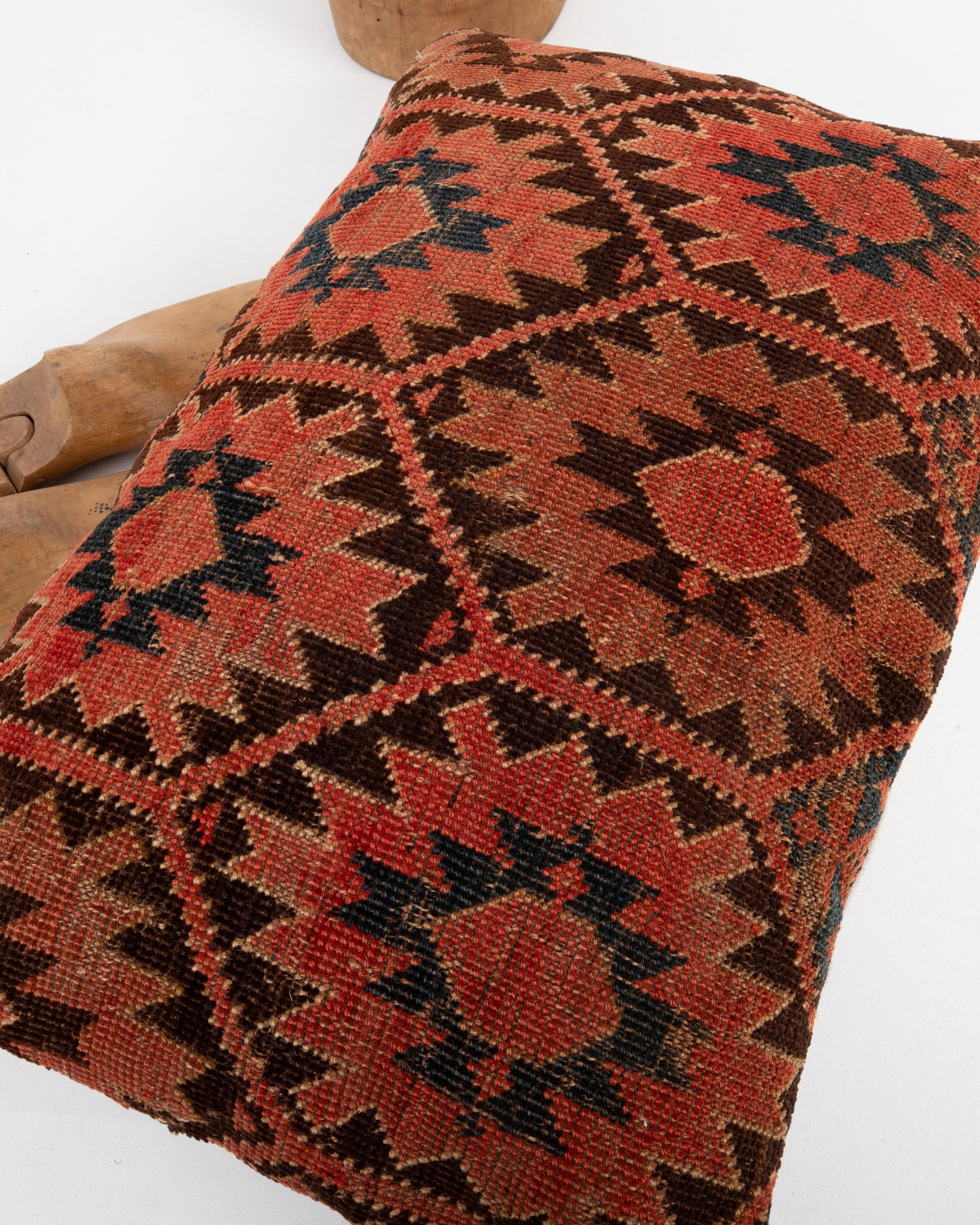 20ième siècle Coussin de tapis fabriqué à partir d'un sac turkmène ancien en vente