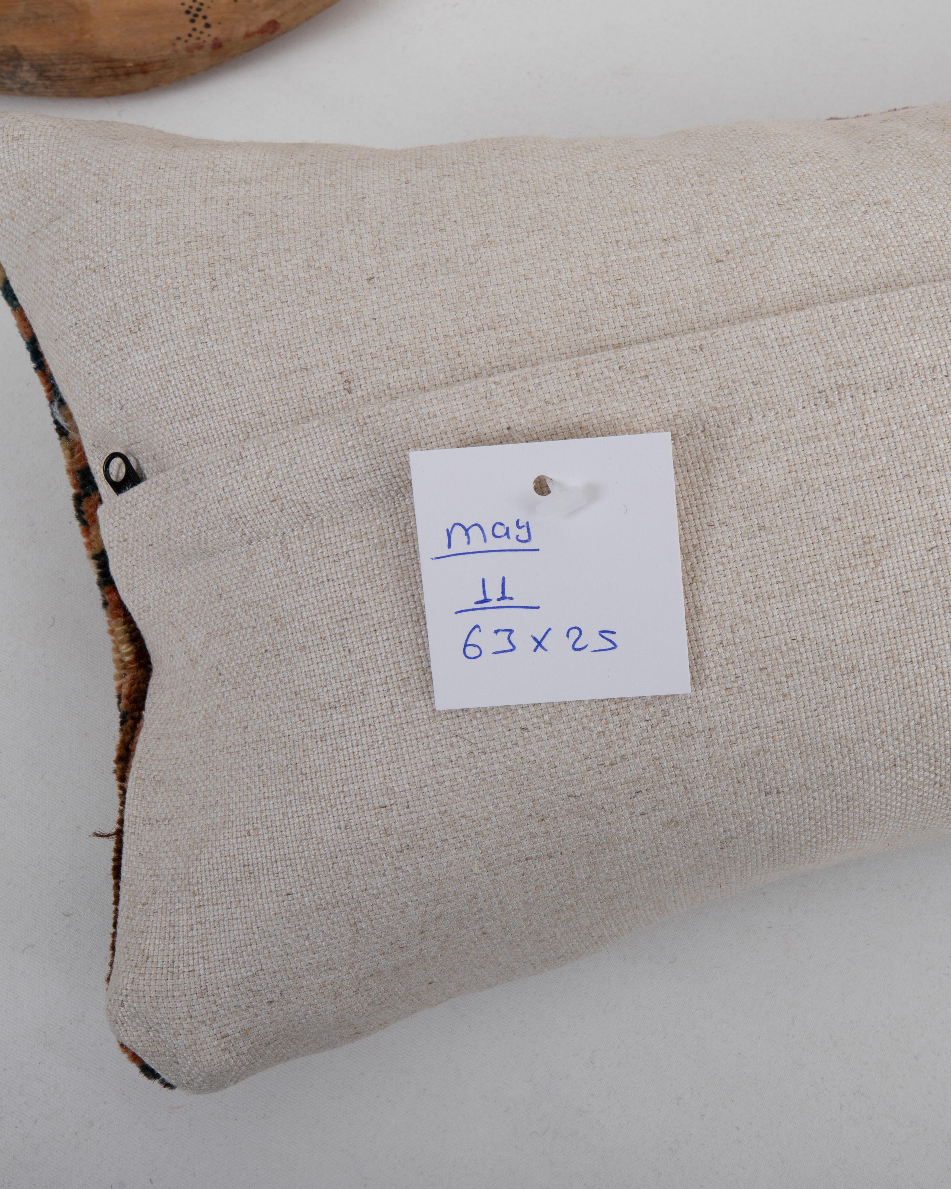 20ième siècle Coussin de tapis fabriqué à partir d'un sac turkmène ancien en vente