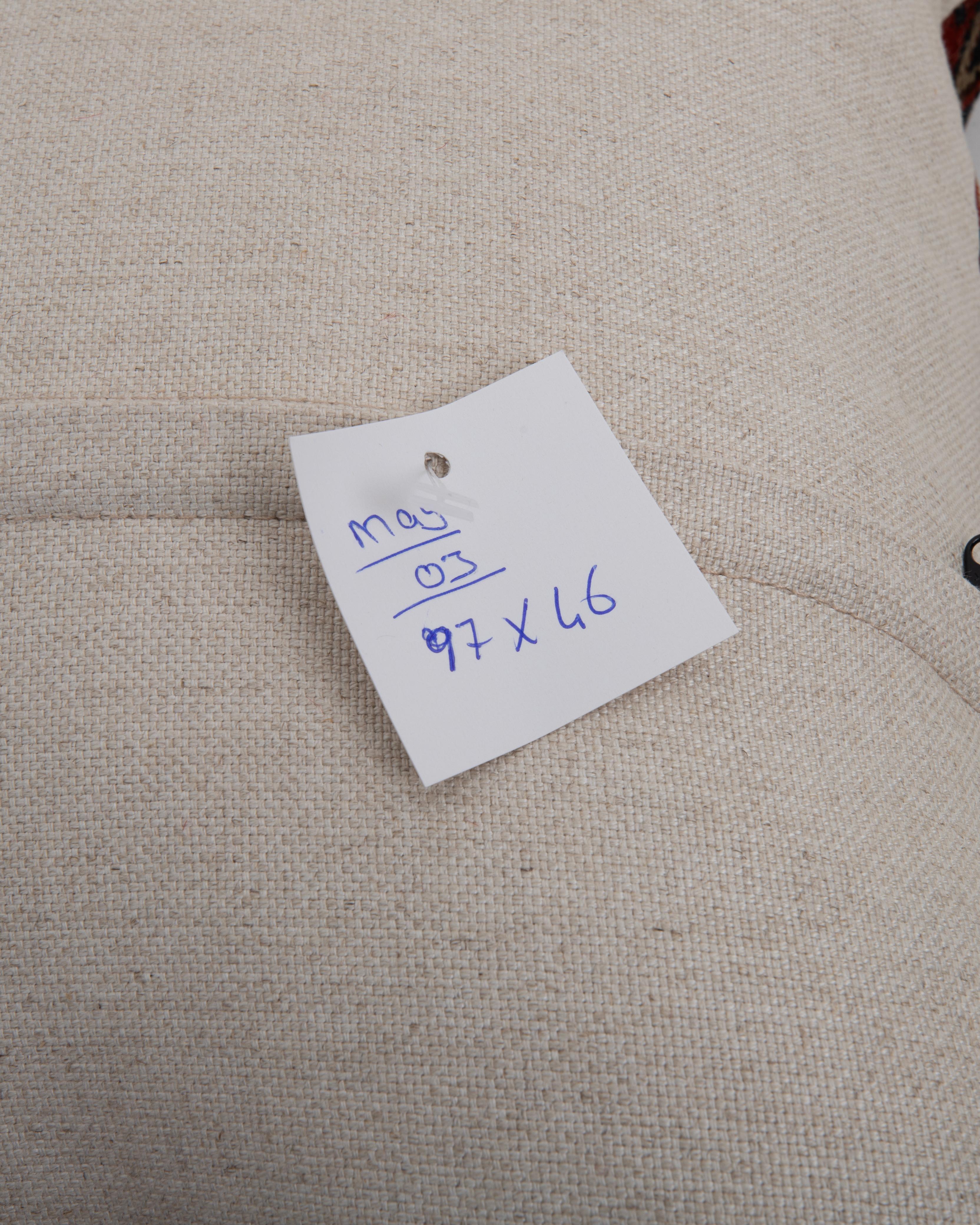 Coussin de tapis fabriqué à partir d'un sac turkmène ancien en vente 1
