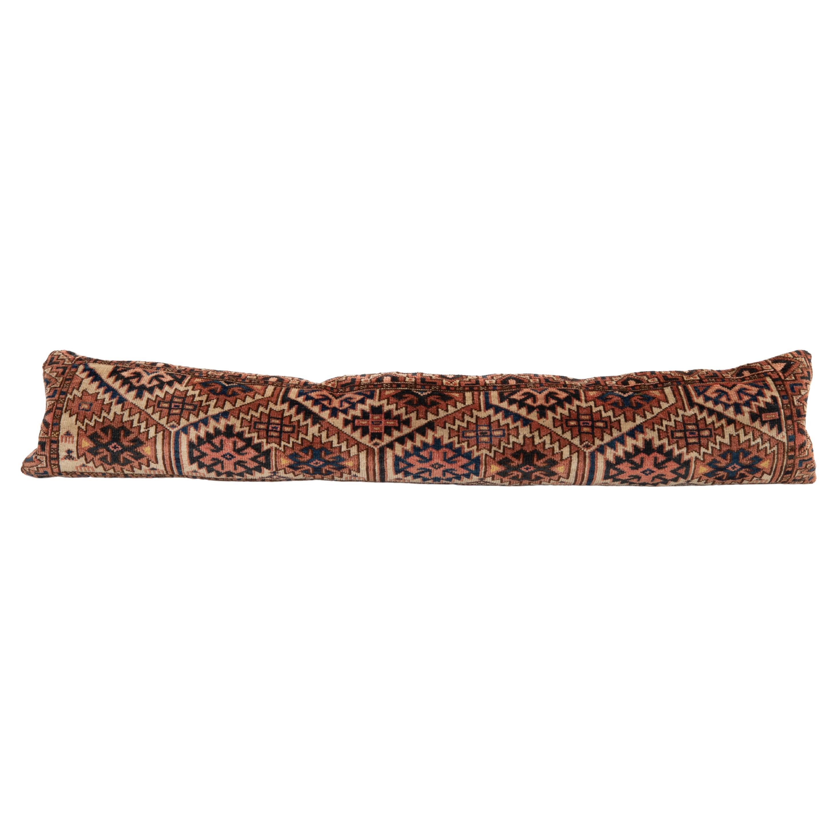 Alfombra Funda de almohada hecha con una antigua bolsa turcomana en venta