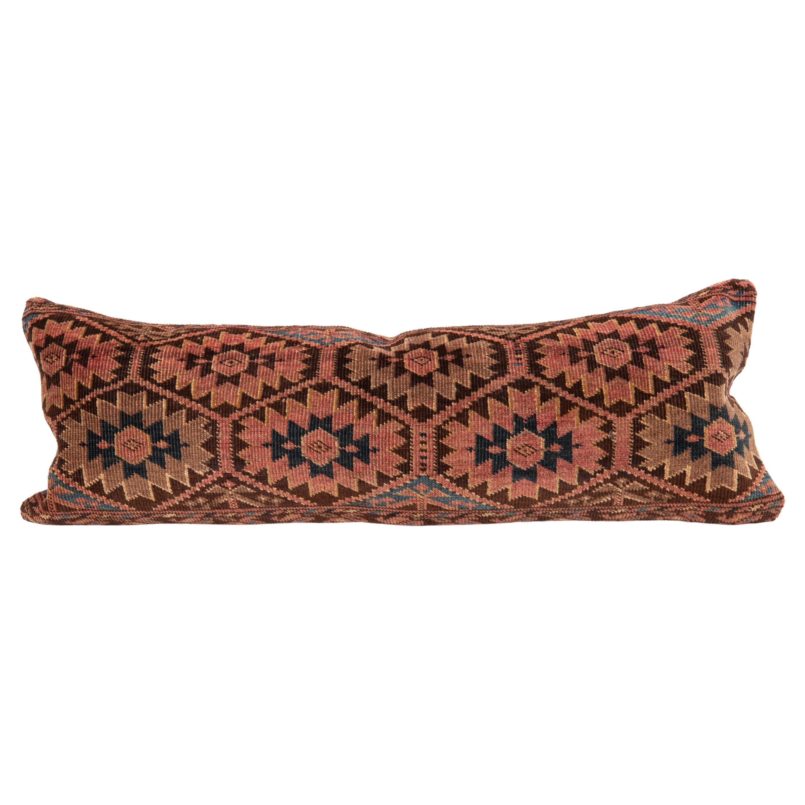 Alfombra Funda de almohada hecha con una antigua bolsa turcomana en venta