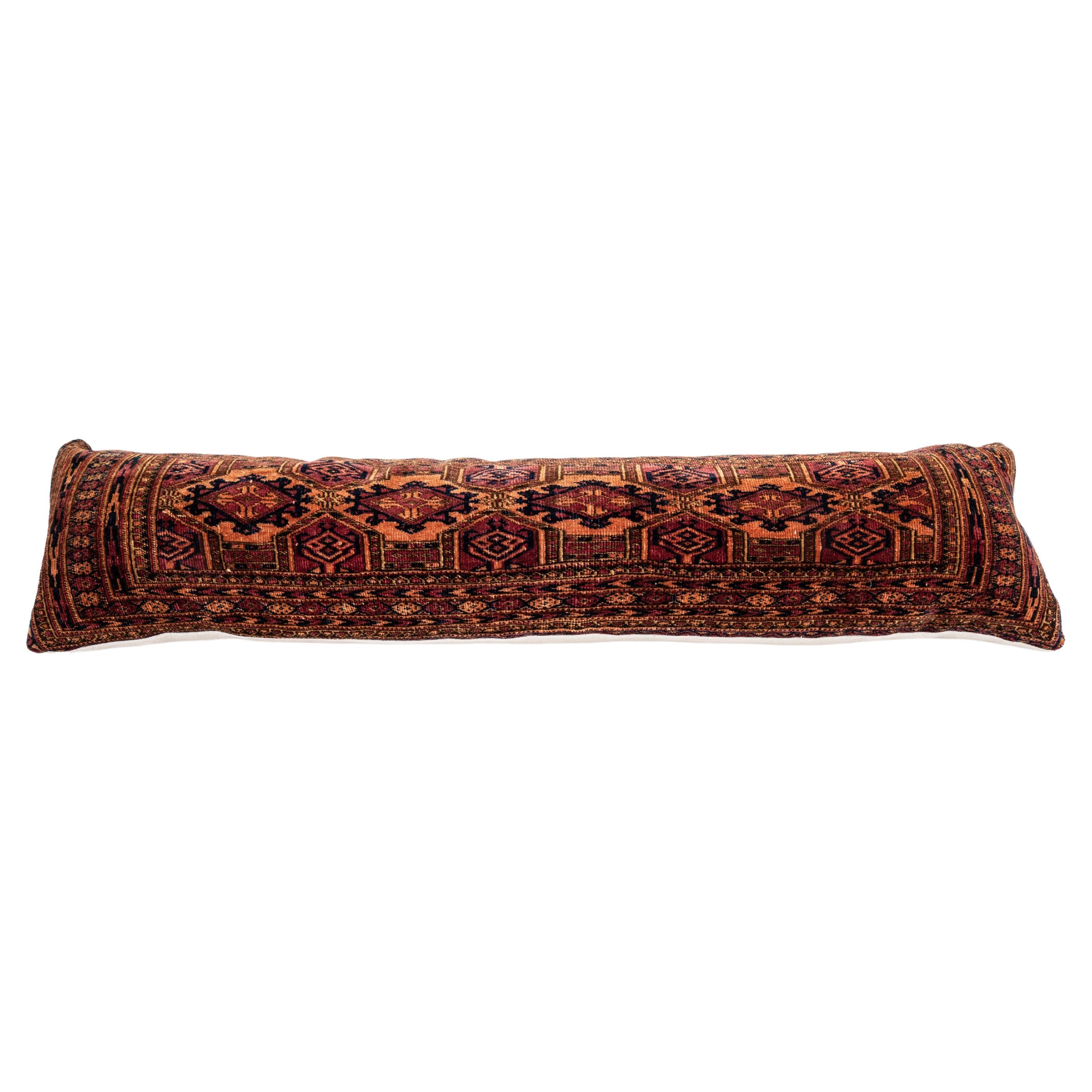 Alfombra Funda de almohada hecha con una antigua bolsa turcomana en venta
