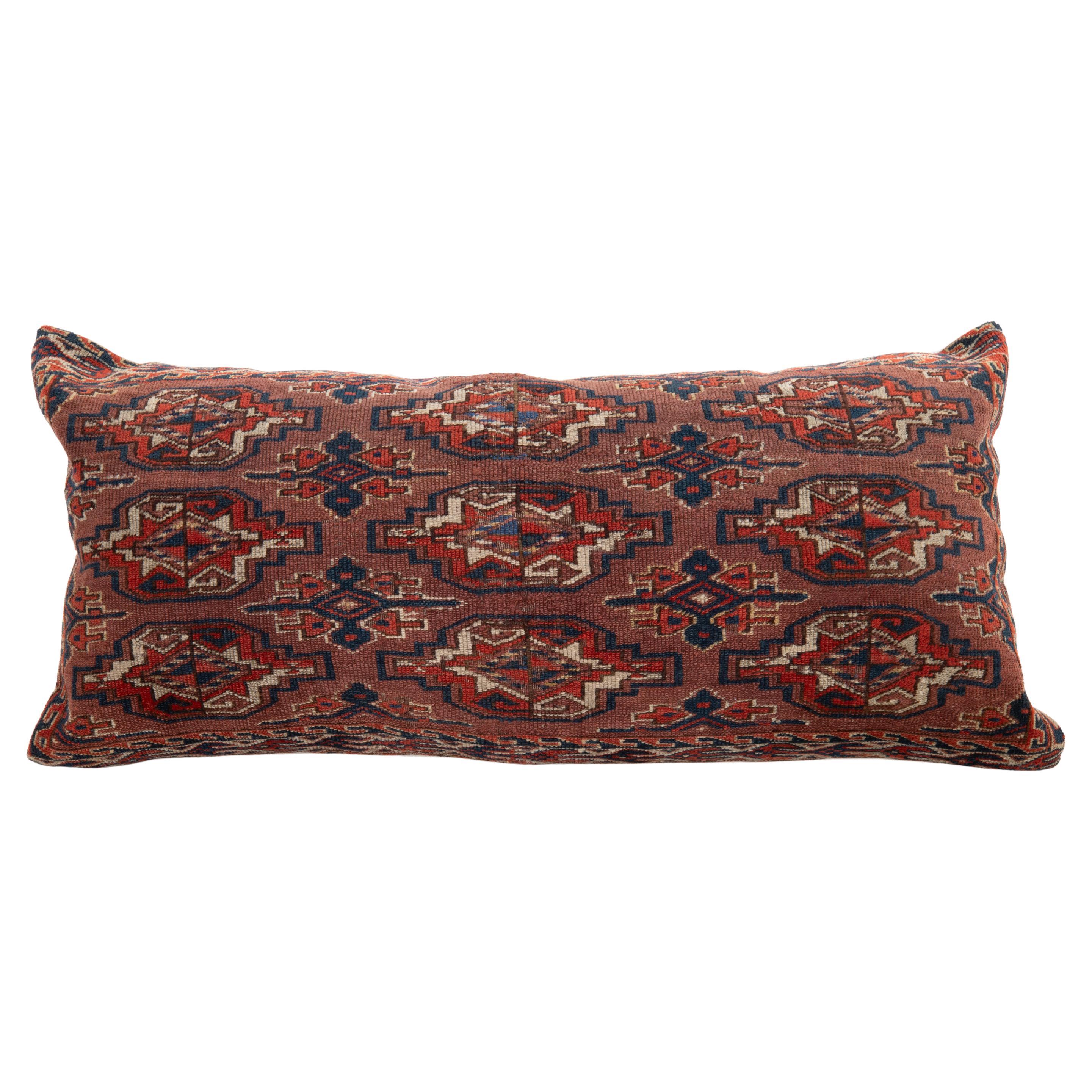 Alfombra Funda de almohada hecha con una antigua bolsa turcomana