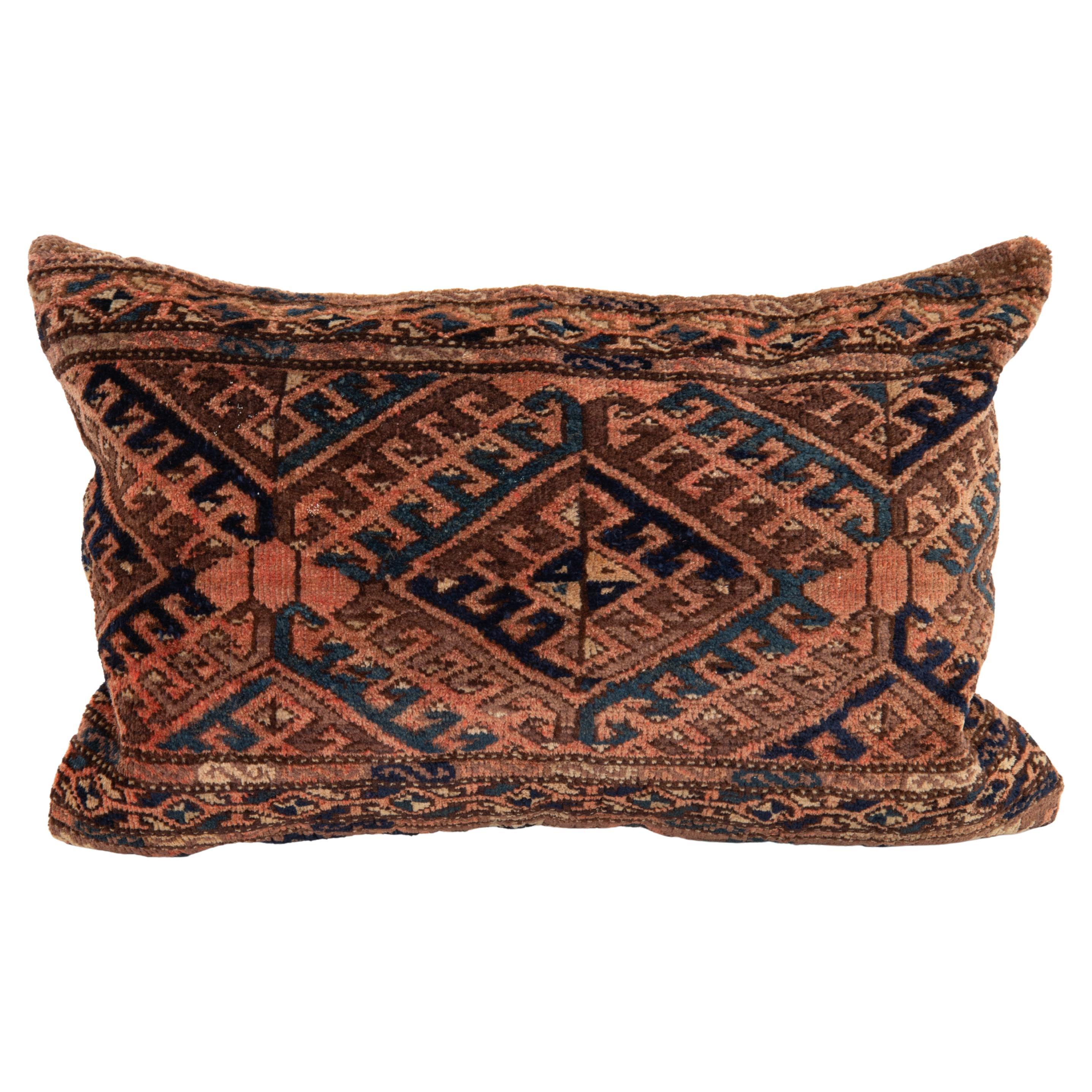 Alfombra Funda de almohada hecha con una antigua bolsa turcomana