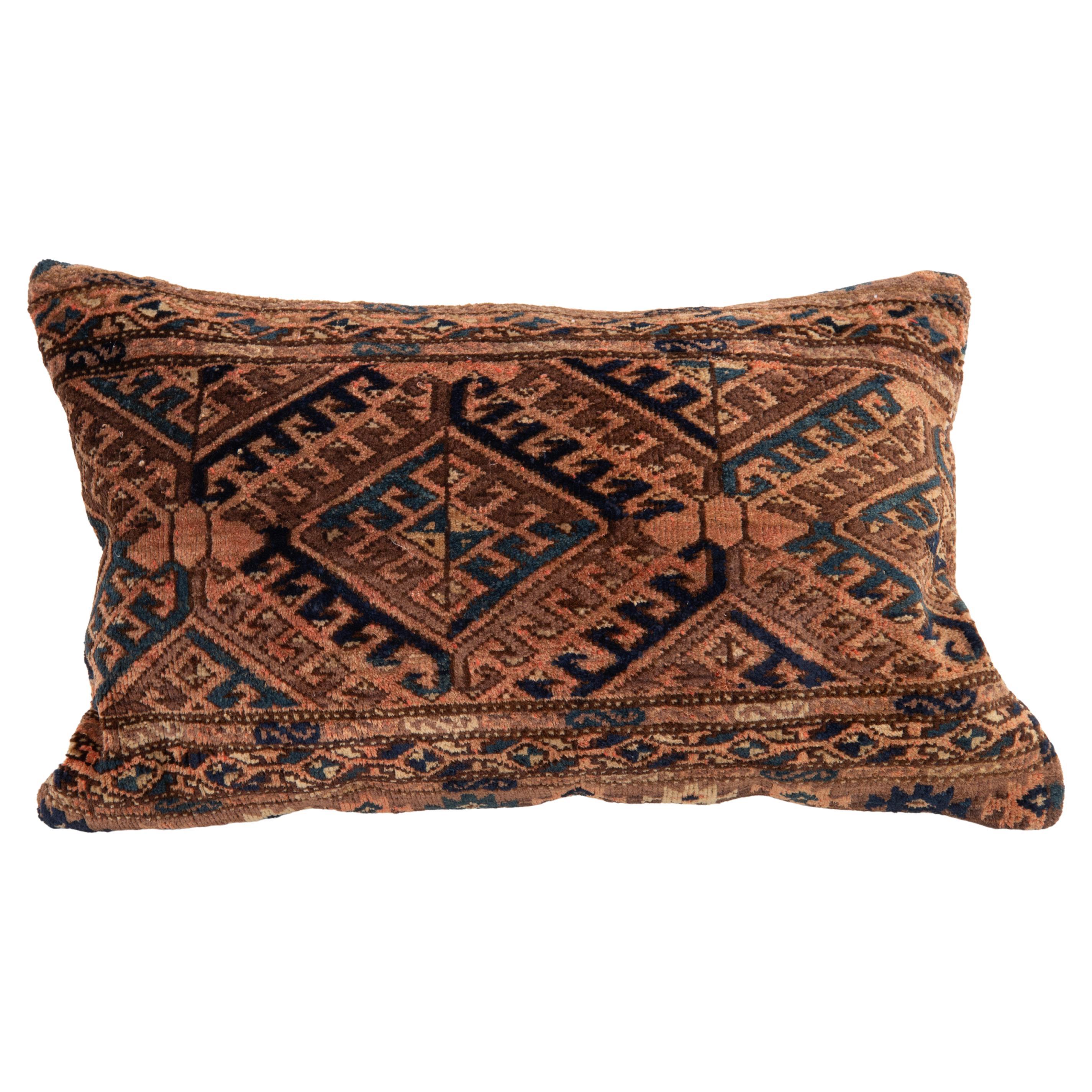 Alfombra Funda de almohada hecha con una antigua bolsa turcomana