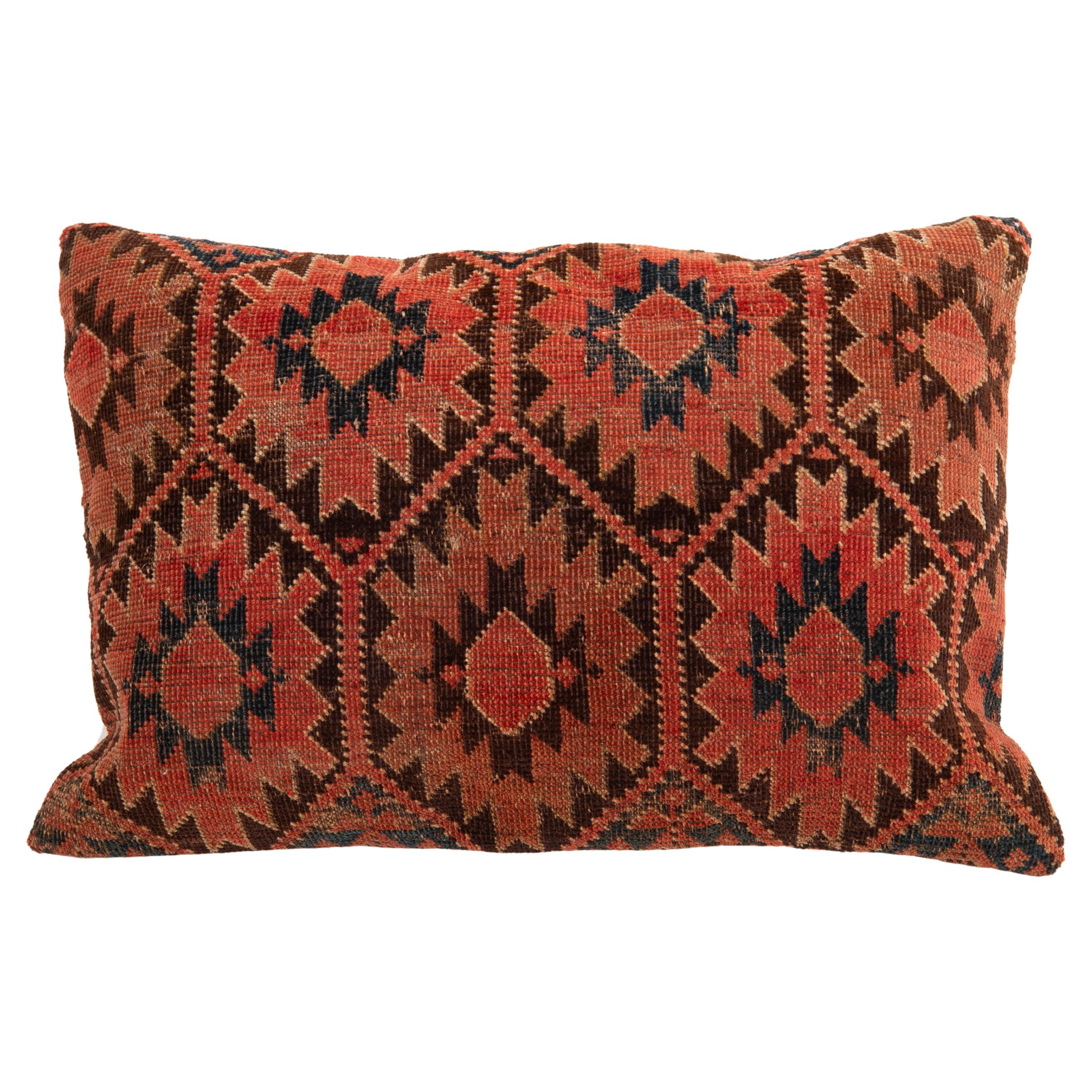 Alfombra Funda de almohada hecha con una antigua bolsa turcomana
