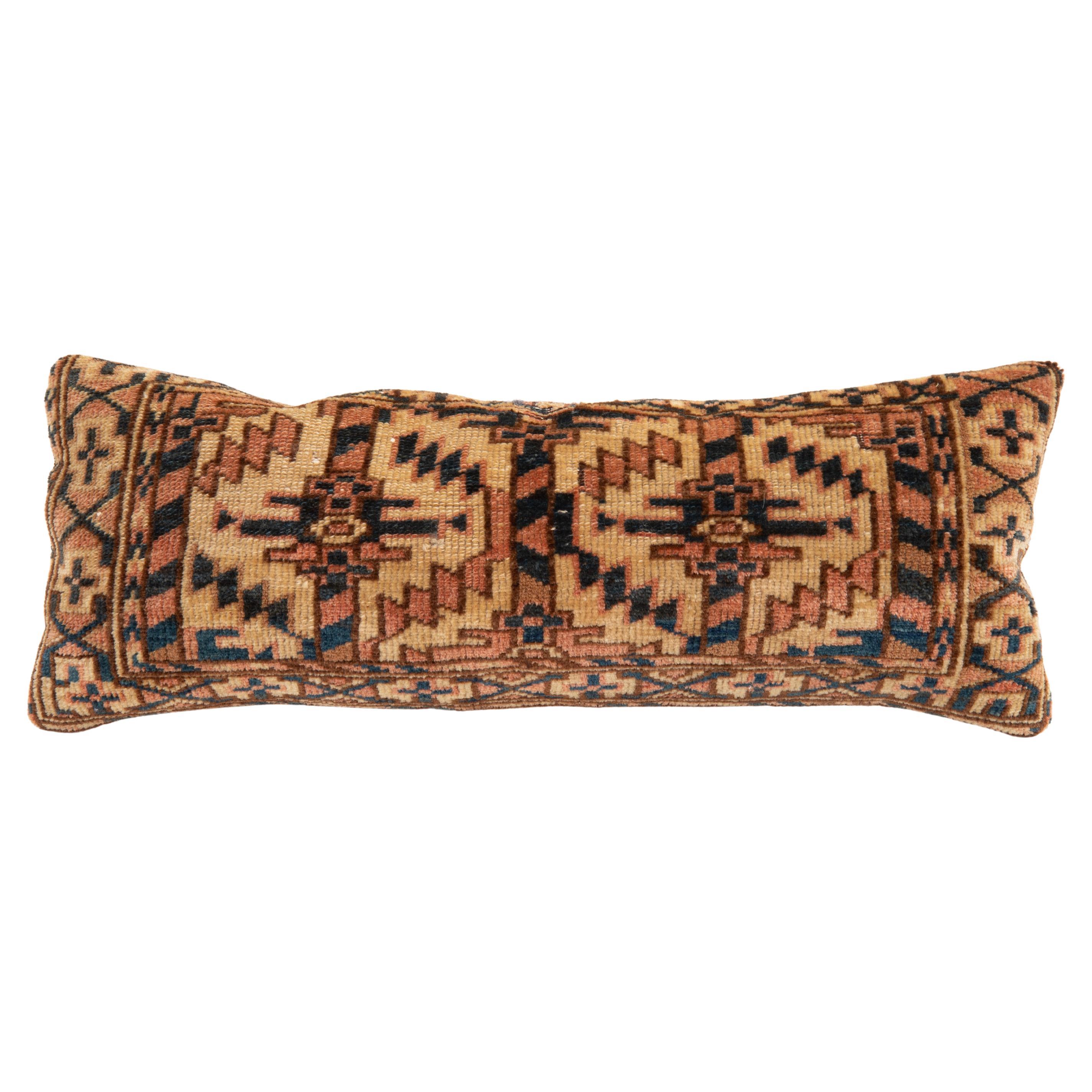 Alfombra Funda de almohada hecha con una antigua bolsa turcomana
