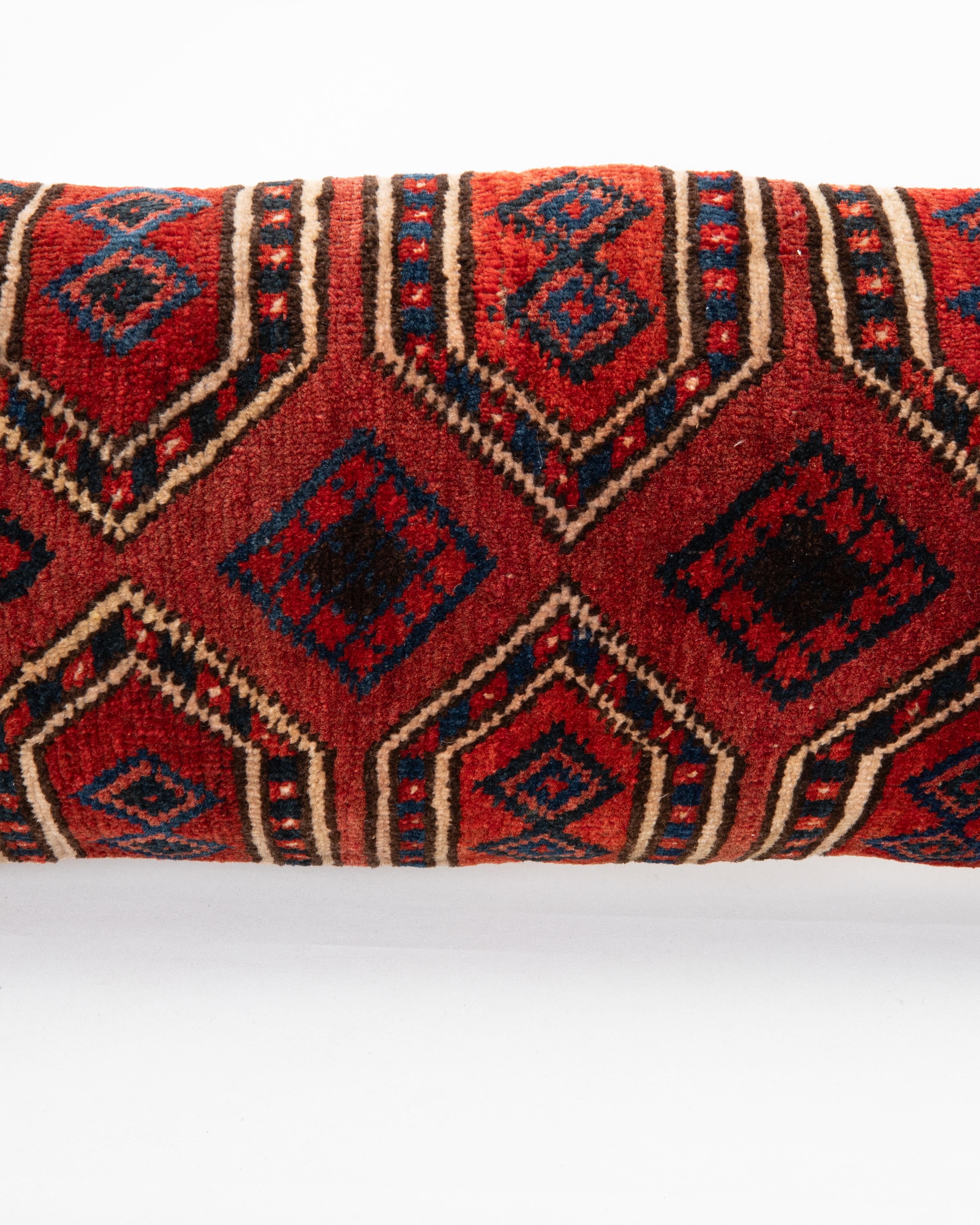 Alfombra Funda de almohada hecha con una antigua bolsa uzbeka Uzbeko en venta