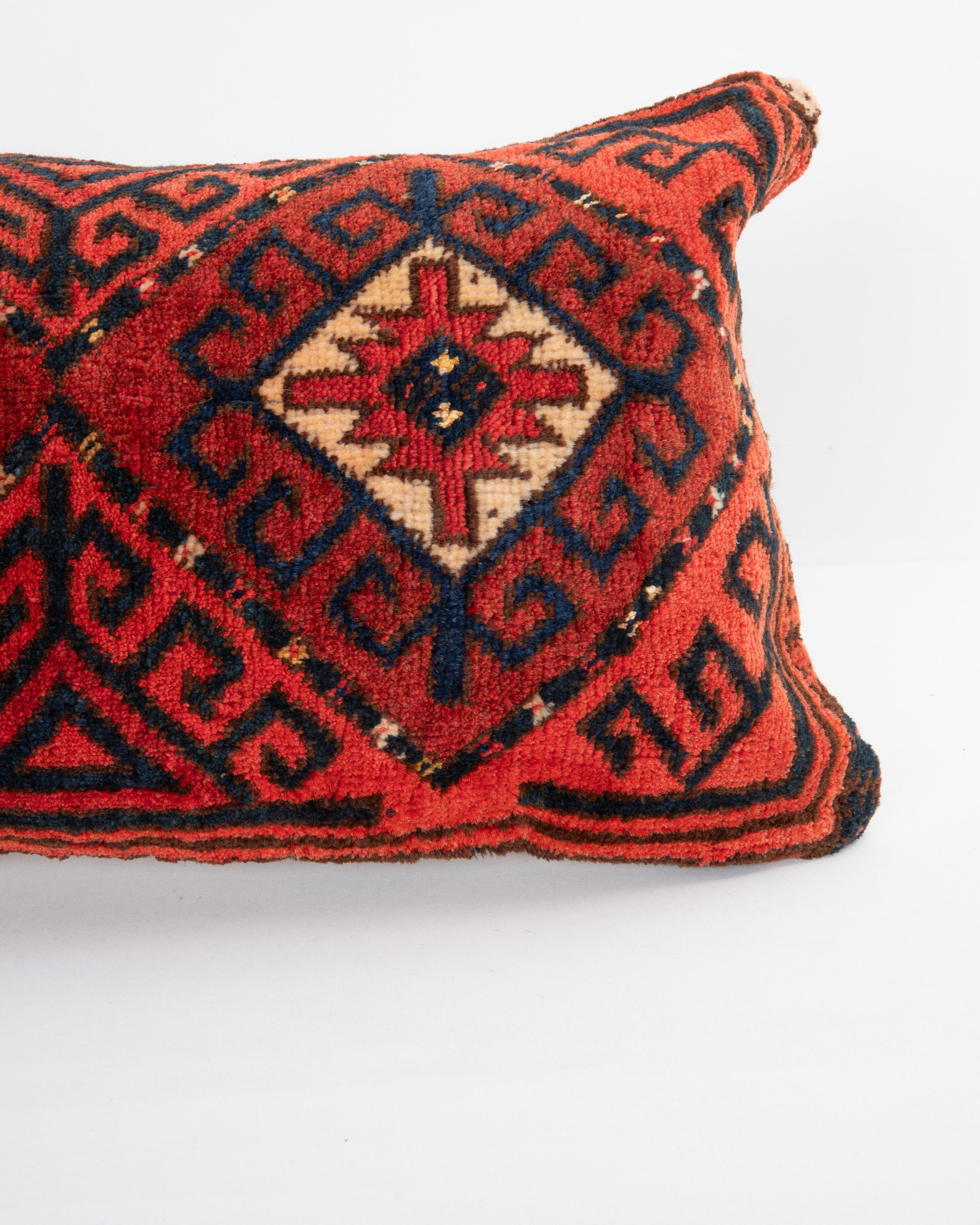 Alfombra Funda de almohada hecha con una antigua bolsa uzbeka Tejido a mano en venta
