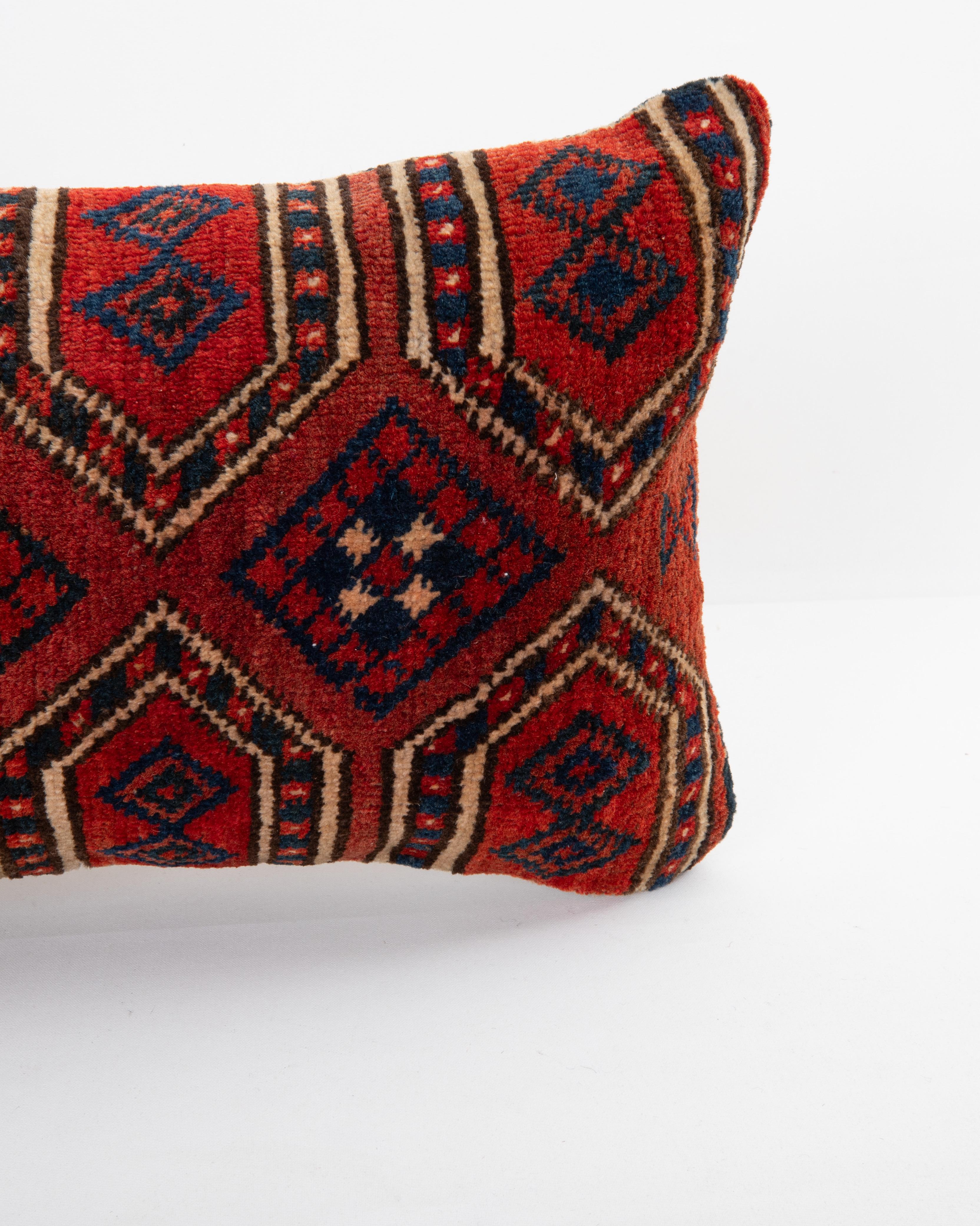 Alfombra Funda de almohada hecha con una antigua bolsa uzbeka Tejido a mano en venta