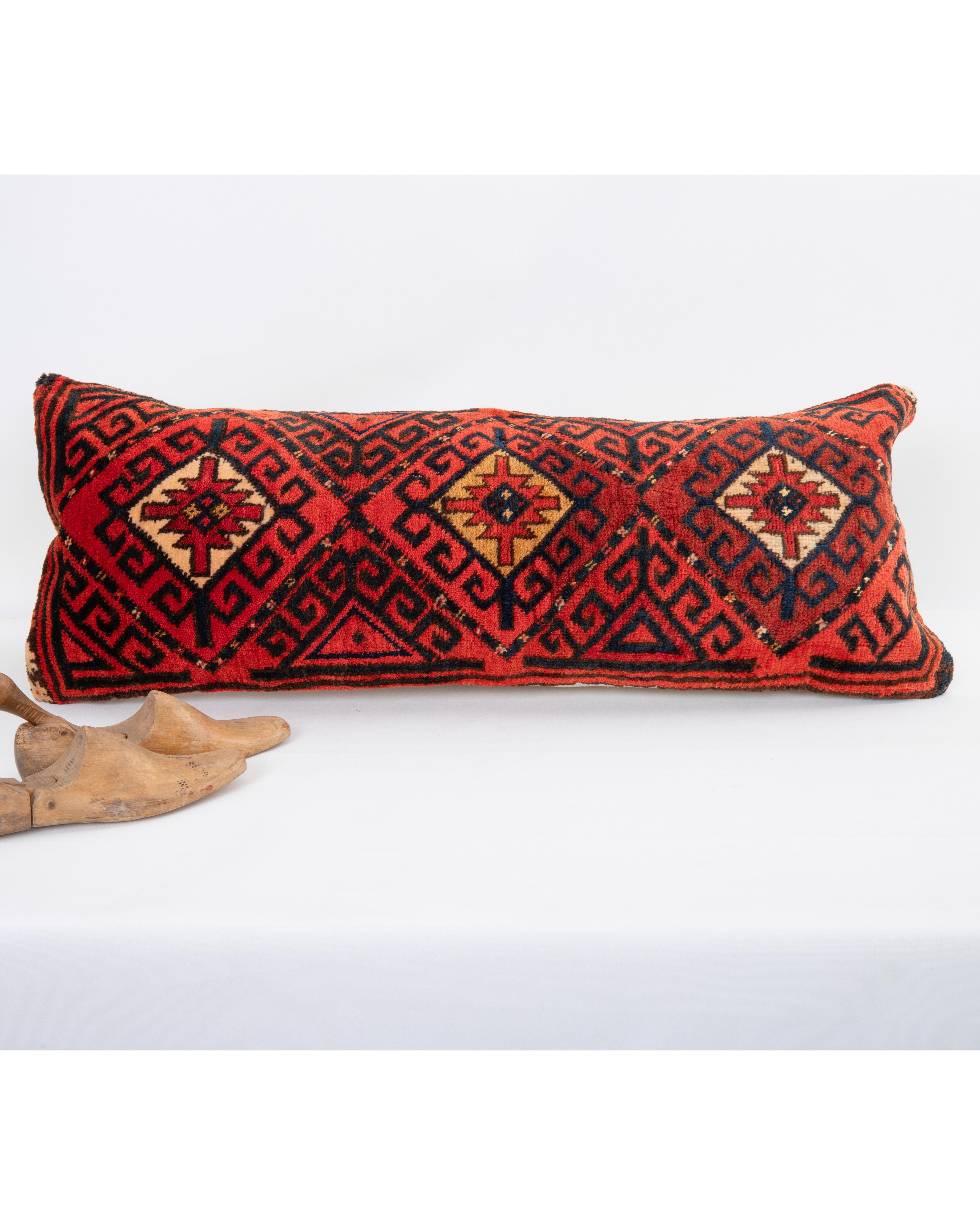 Alfombra Funda de almohada hecha con una antigua bolsa uzbeka en Bastante bueno estado para la venta en Istanbul, TR