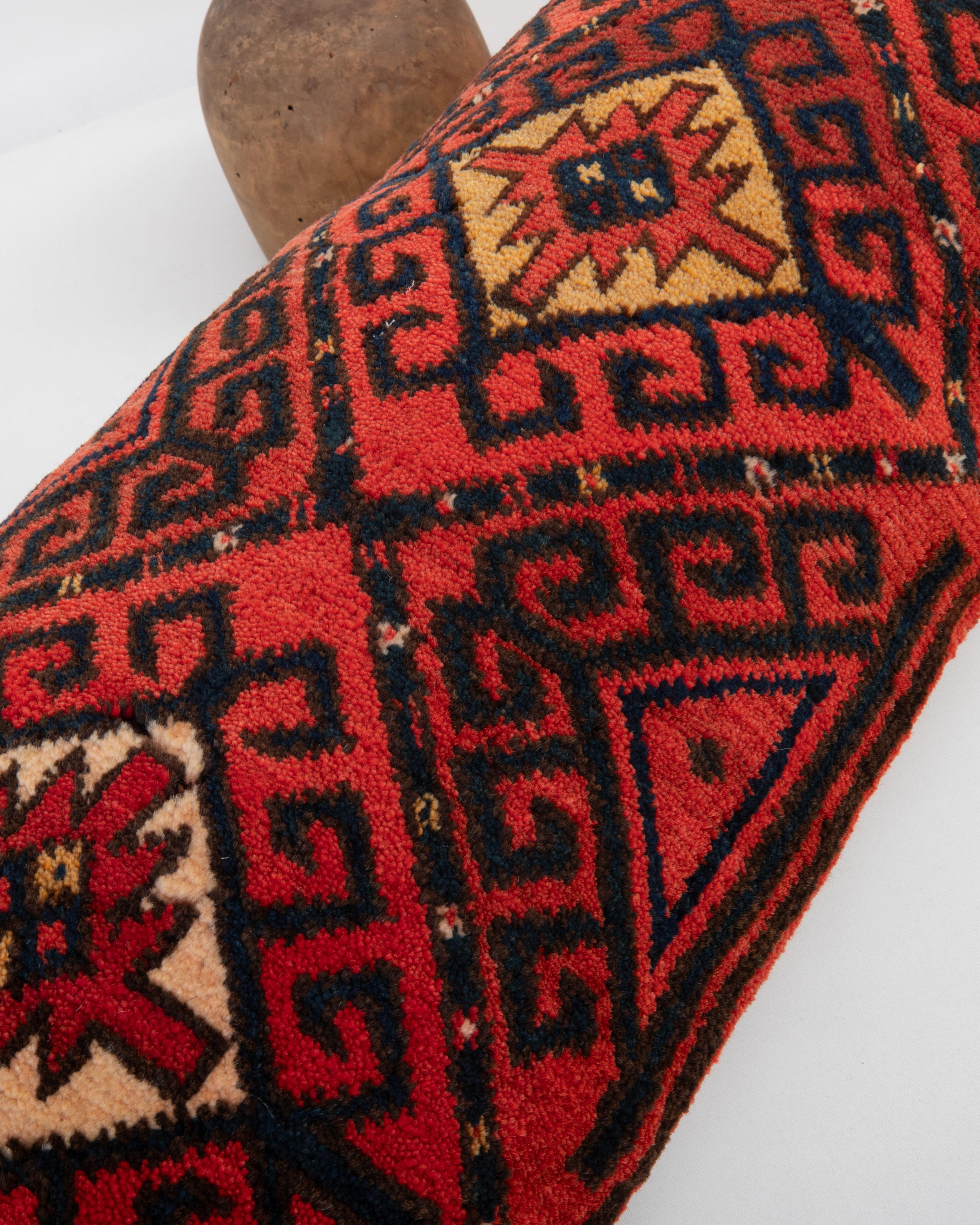 Alfombra Funda de almohada hecha con una antigua bolsa uzbeka siglo XX en venta