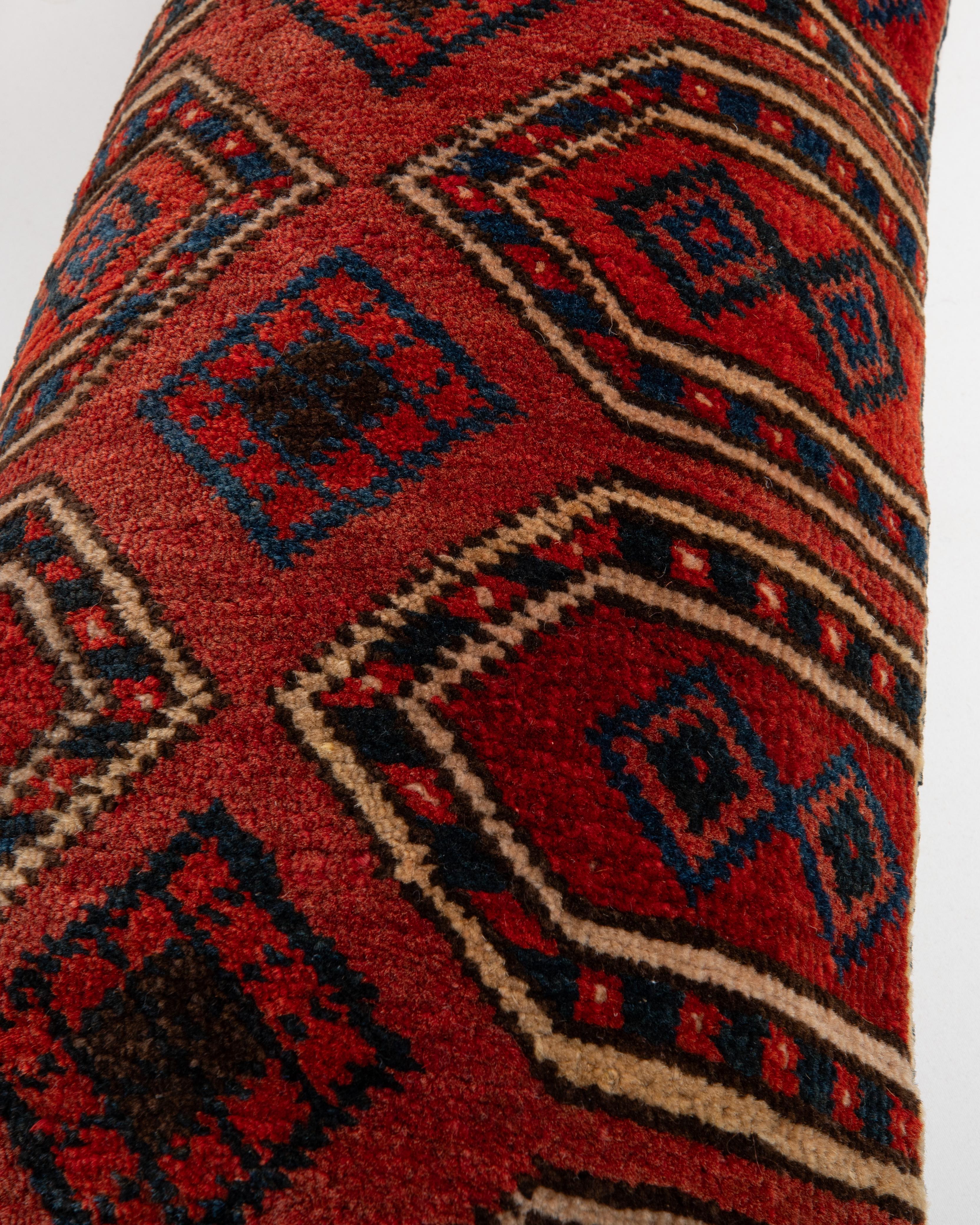Alfombra Funda de almohada hecha con una antigua bolsa uzbeka siglo XX en venta