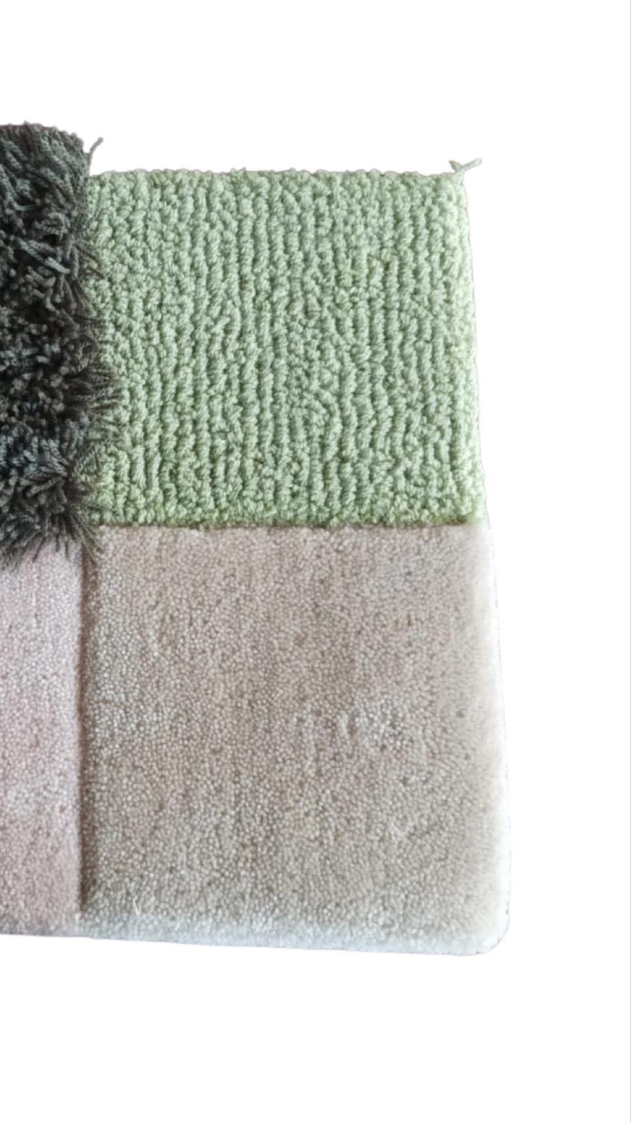 Pour améliorer notre service, nous fournissons désormais à nos clients sur 1stdibs des échantillons de tapis. Nous vous fournirons la meilleure qualité de laine acrylique et de méthodes. Le fil acrylique utilisé pour fabriquer nos tapis est sûr et