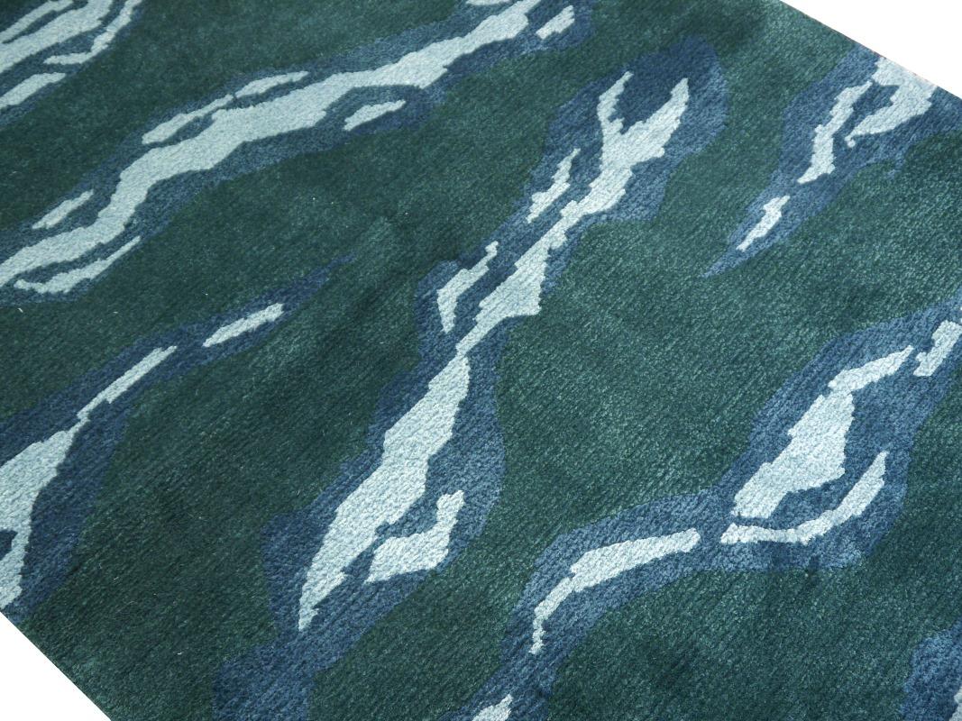 Tapis en laine de soie nouée à la main par Djoharian Collection Contemporary Design en vente 4