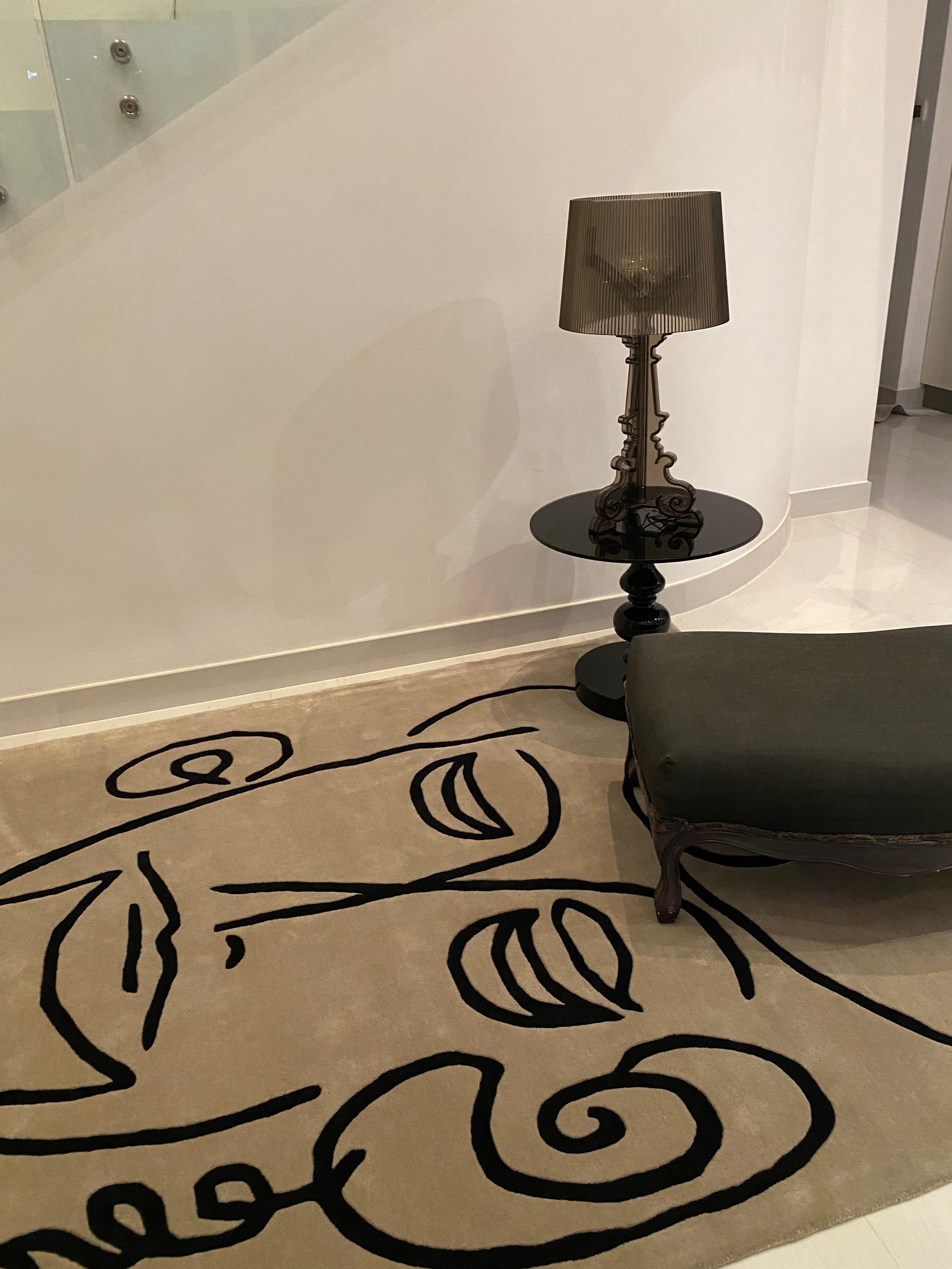Teppich Uncle Theodore – handgefertigter Teppich aus Wolle in Schwarz, Beige, Neutral, Linien im Zustand „Neu“ im Angebot in Dubai, Dubai