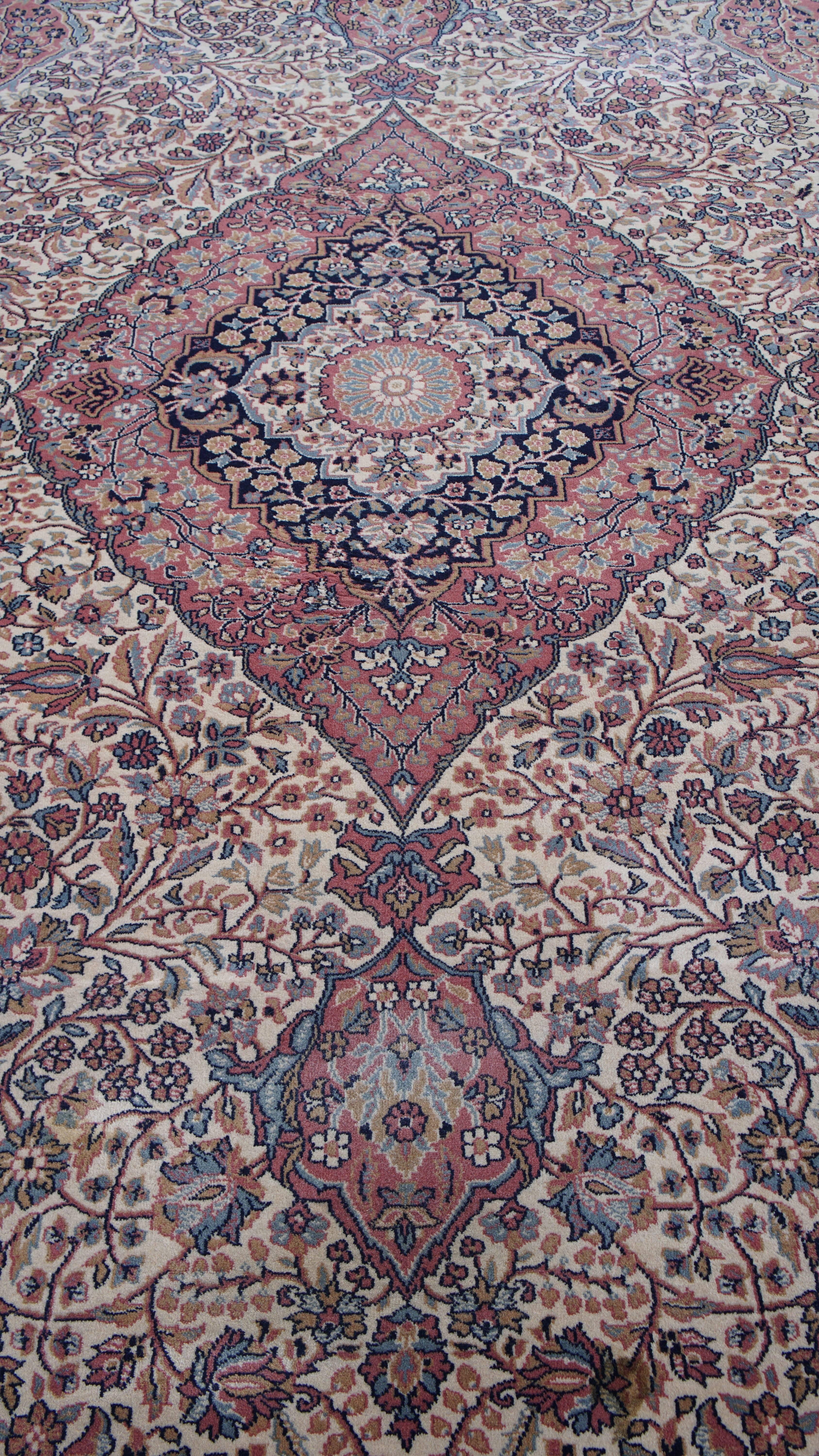 Der hier angebotene Teppich im orientalischen Stil hat schöne Farben, darunter Rosa und Blau, und misst 302x208 cm. Lassen Sie Ihr Zuhause mit diesem wunderschönen Stück erstrahlen. Es zeichnet sich durch leuchtende Farben und aufwändige Details