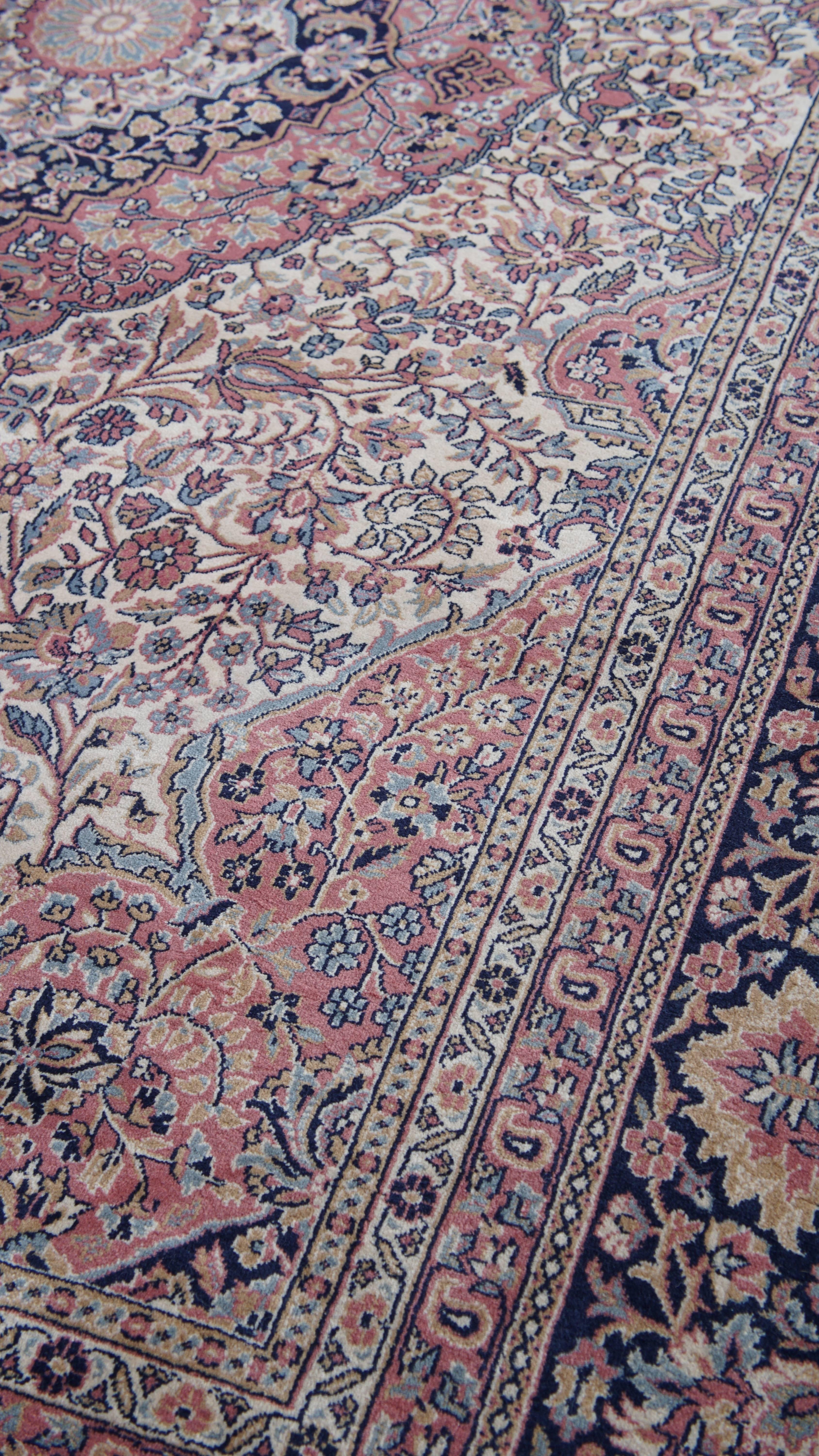 Teppich mit rosa und blauen Tönen - 302x208 cm (Klassisch-römisch) im Angebot