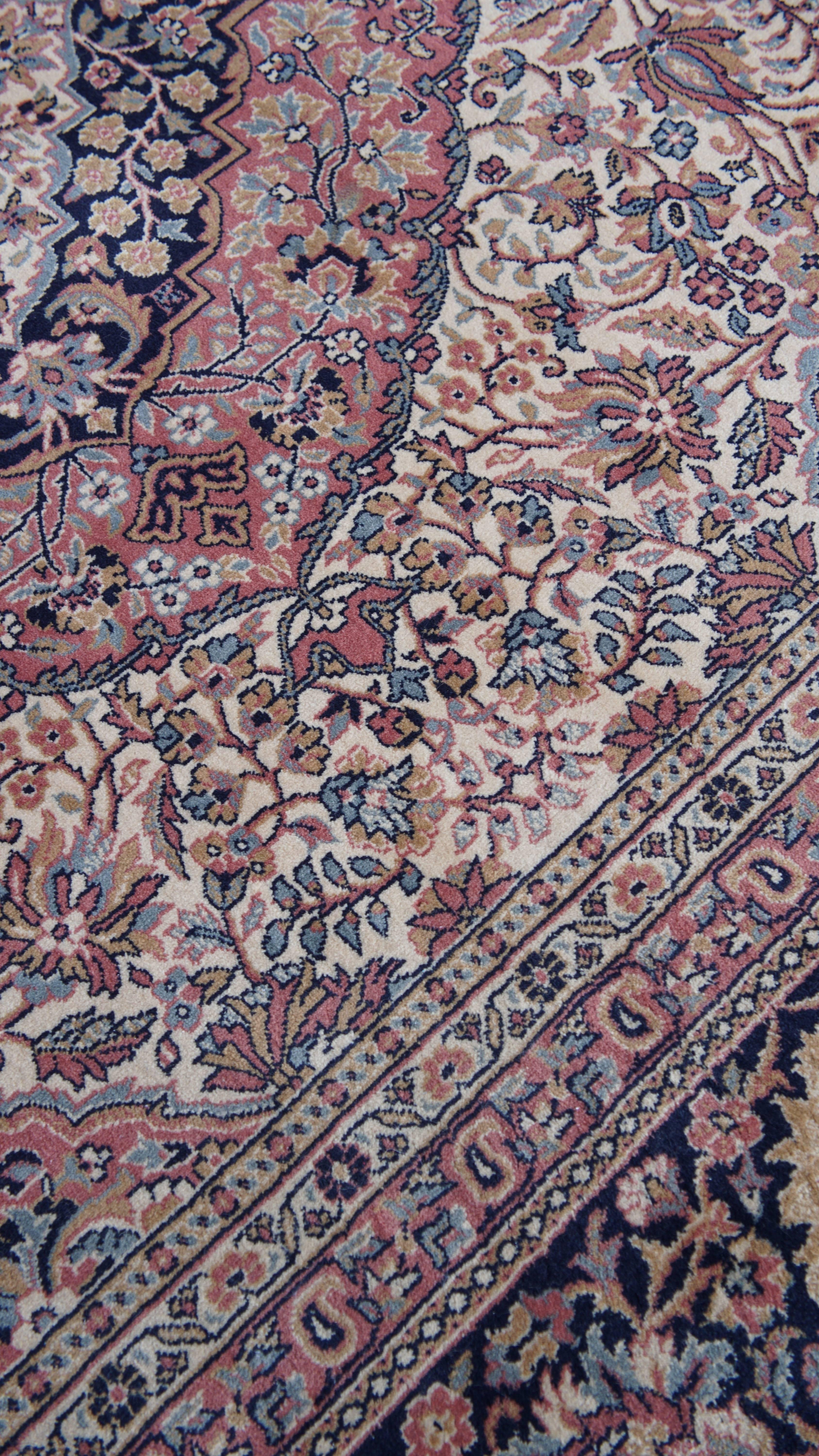 Teppich mit rosa und blauen Tönen - 302x208 cm (20. Jahrhundert) im Angebot