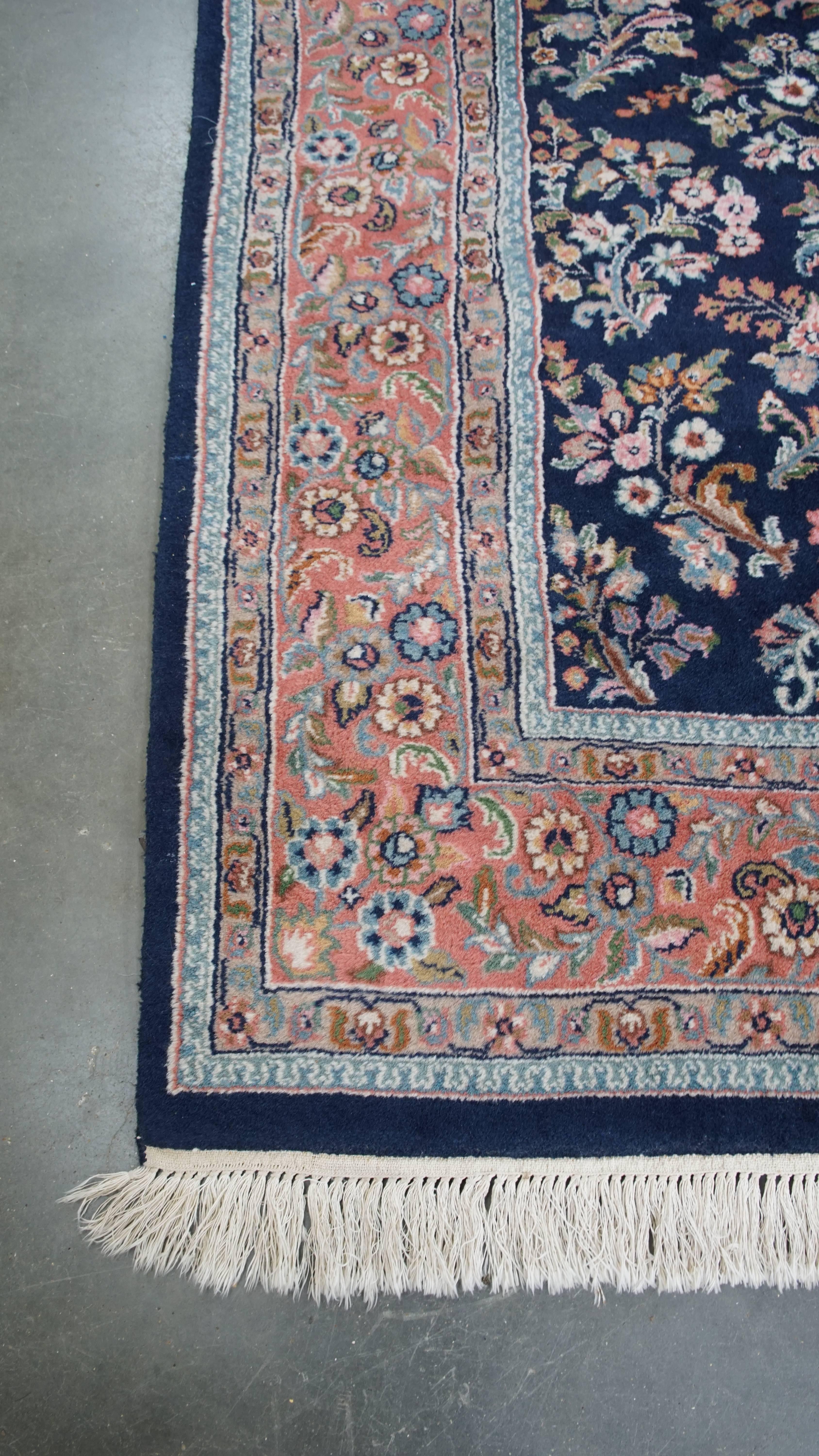 Fai risplendere la tua casa con questo splendido tappeto. Presenta colori eleganti e dettagli intricati. Tappeti come questo non sono solo una scelta popolare per i soggiorni, ma sono anche una bellissima aggiunta a camere da letto, uffici o