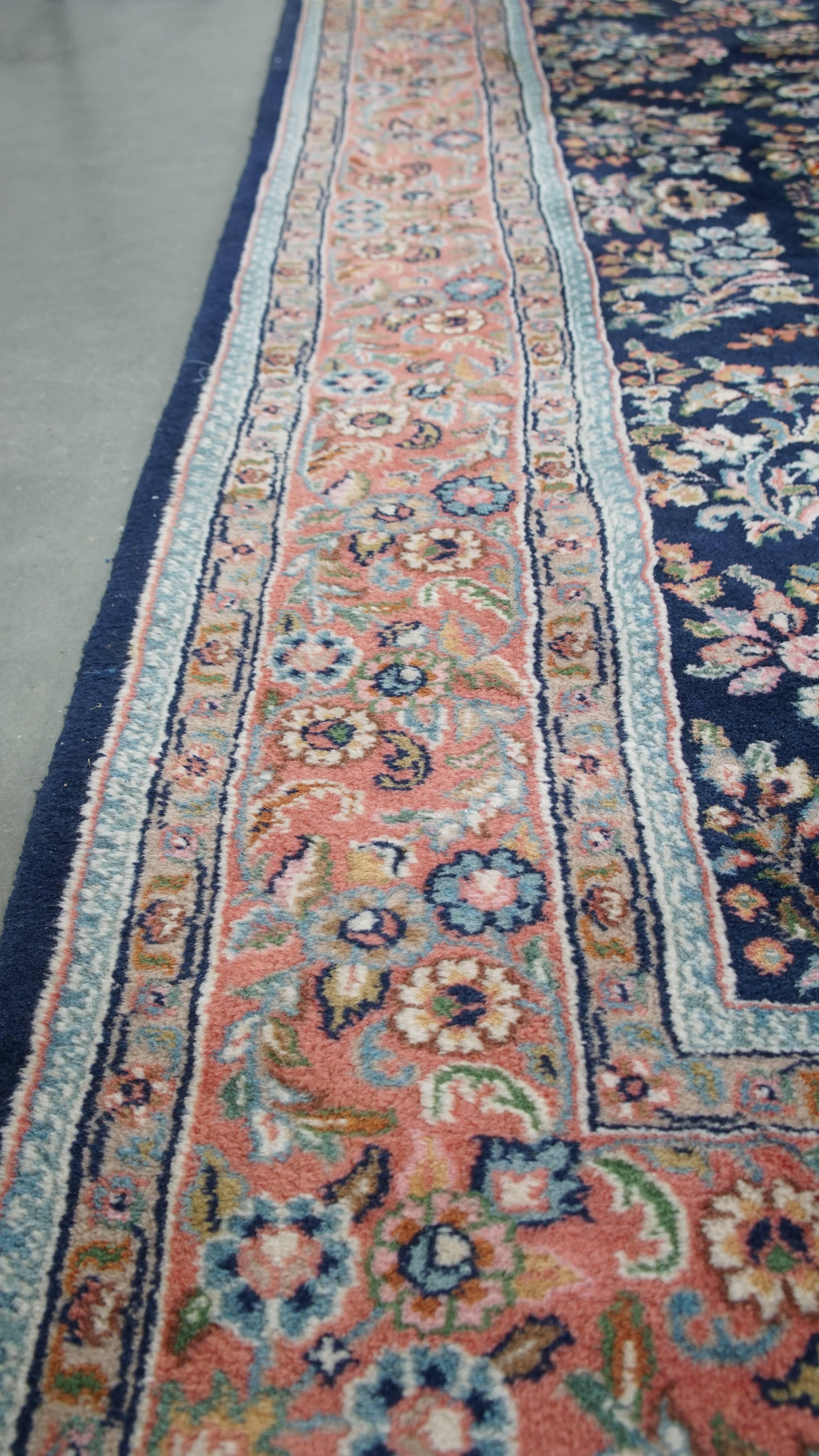 Romano classico Tappeto con toni rosa e blu scuro e bellissimi motivi - 257 x 172 cm in vendita