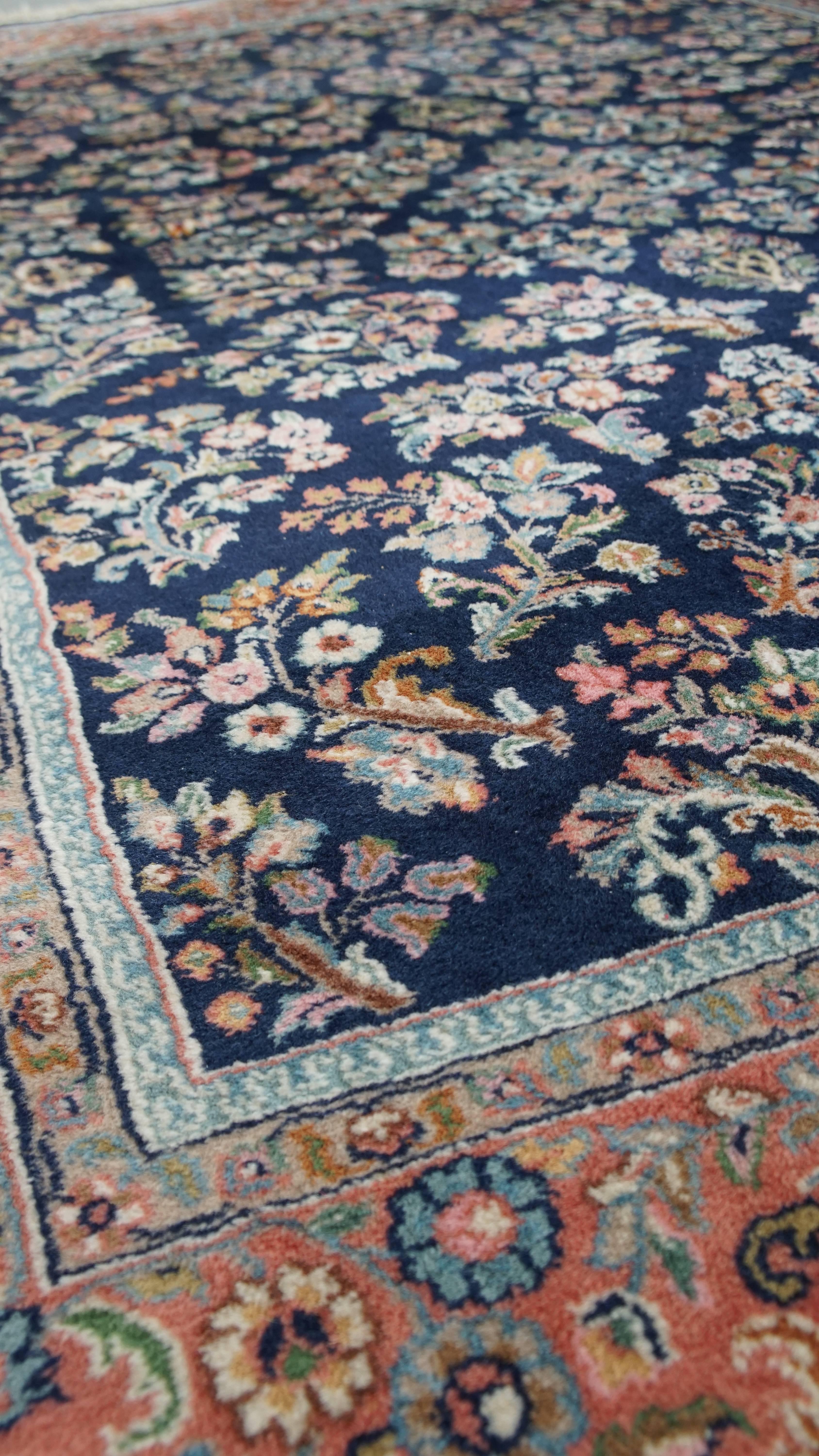 Fatto a mano Tappeto con toni rosa e blu scuro e bellissimi motivi - 257 x 172 cm in vendita