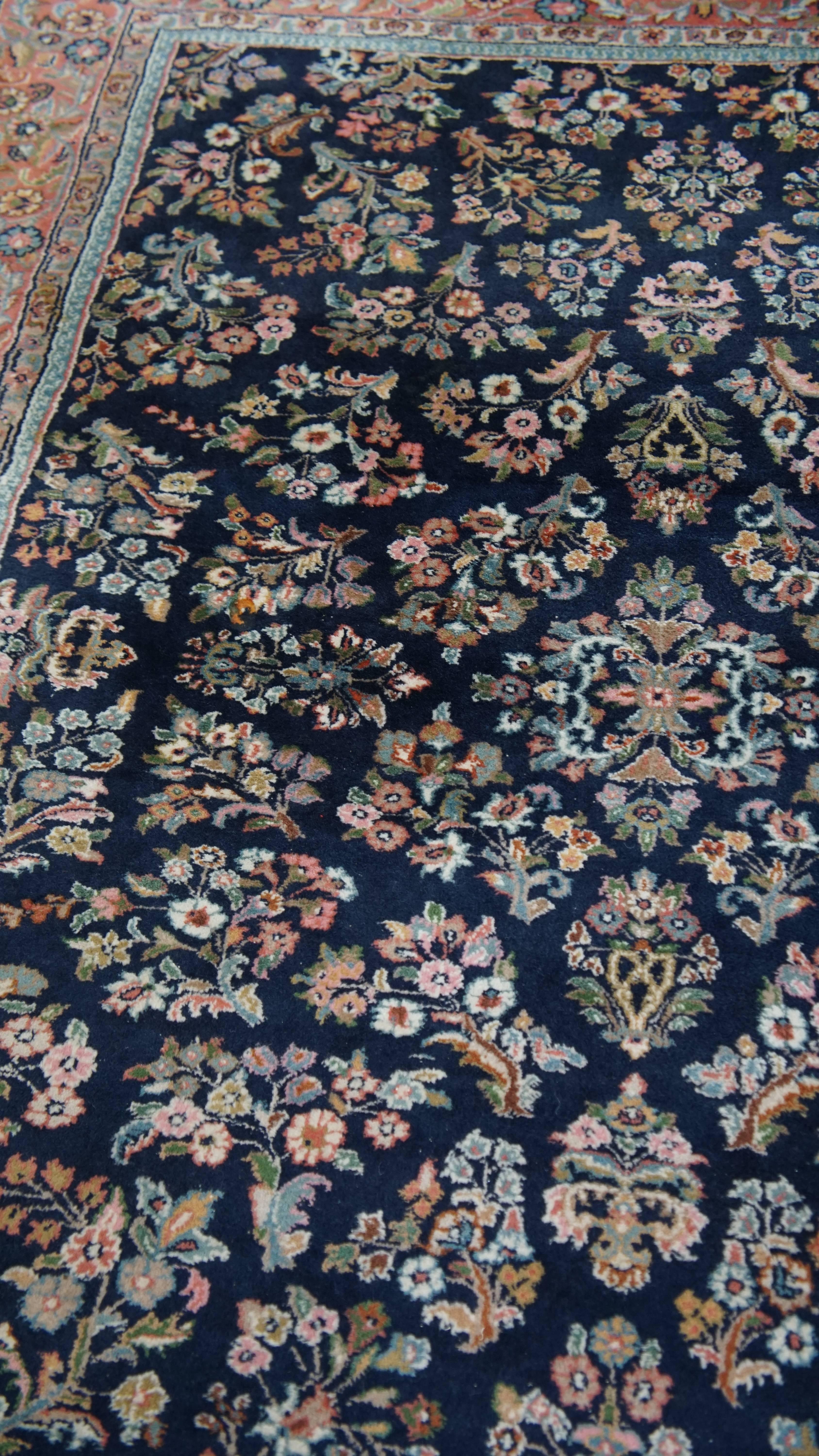 Tappeto con toni rosa e blu scuro e bellissimi motivi - 257 x 172 cm In condizioni buone in vendita a Harderwijk, NL