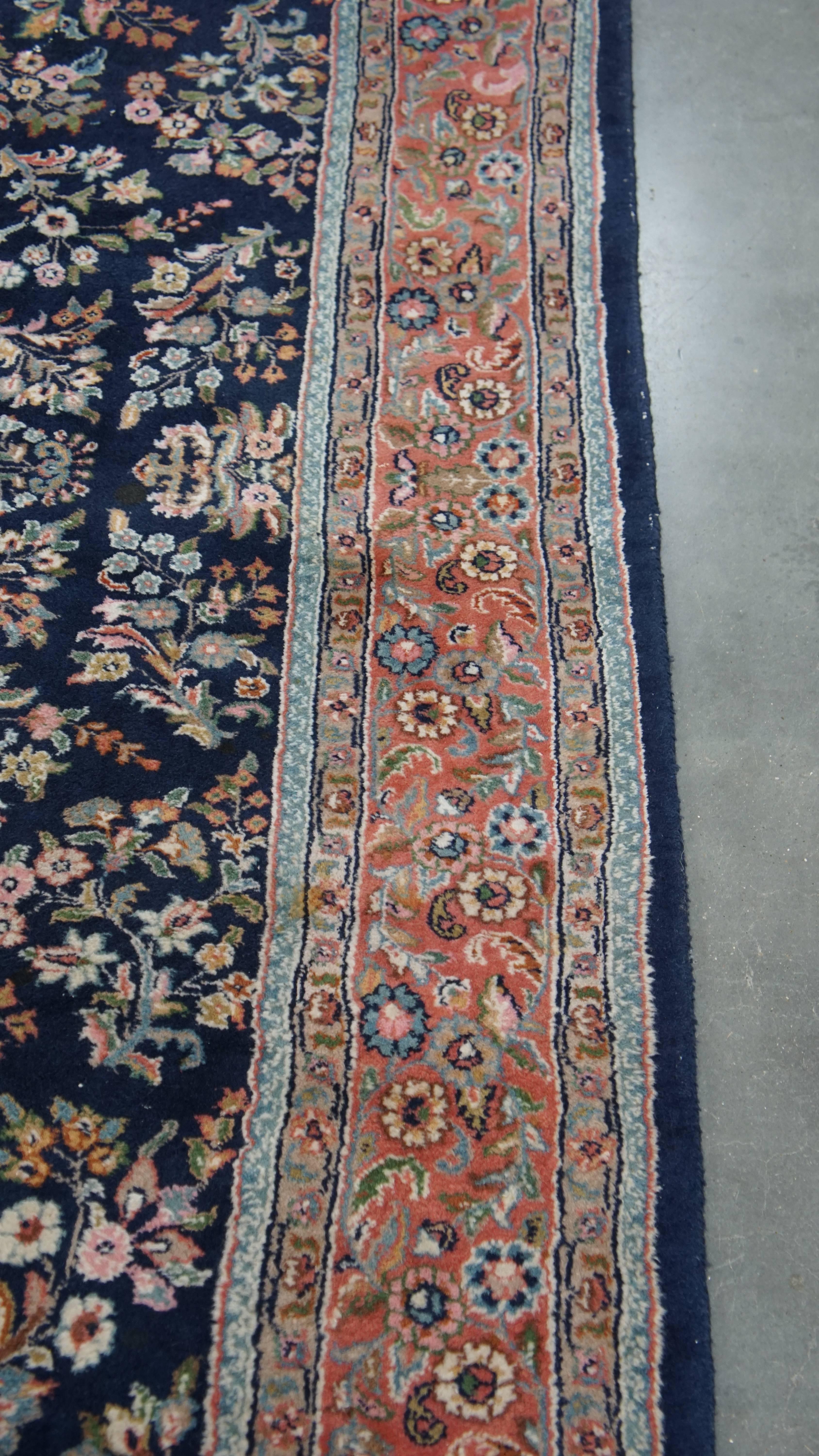 XX secolo Tappeto con toni rosa e blu scuro e bellissimi motivi - 257 x 172 cm in vendita