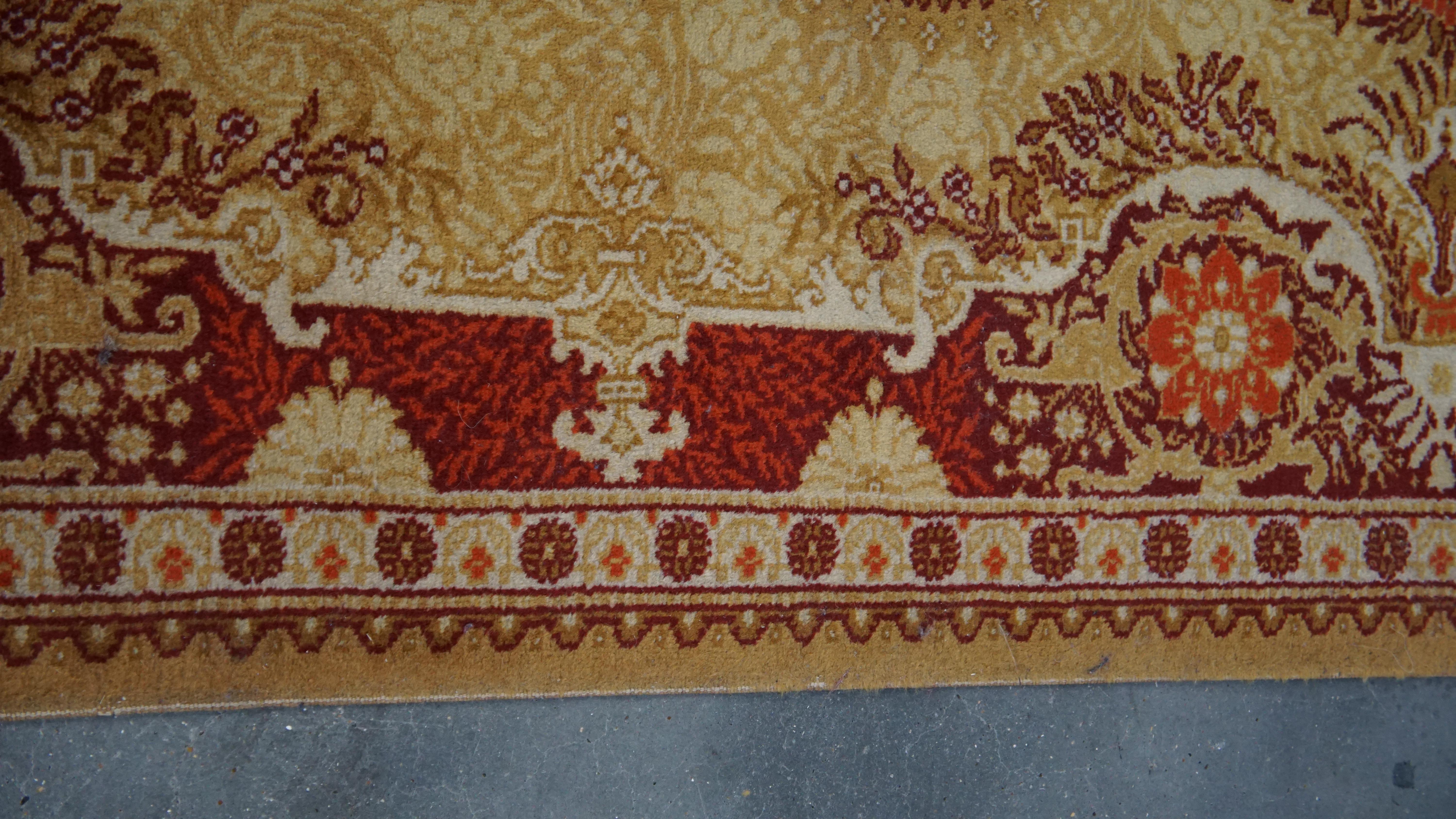 Tapis de 300 x 200 cm aux couleurs principalement jaunes et rouges Bon état - En vente à Harderwijk, NL
