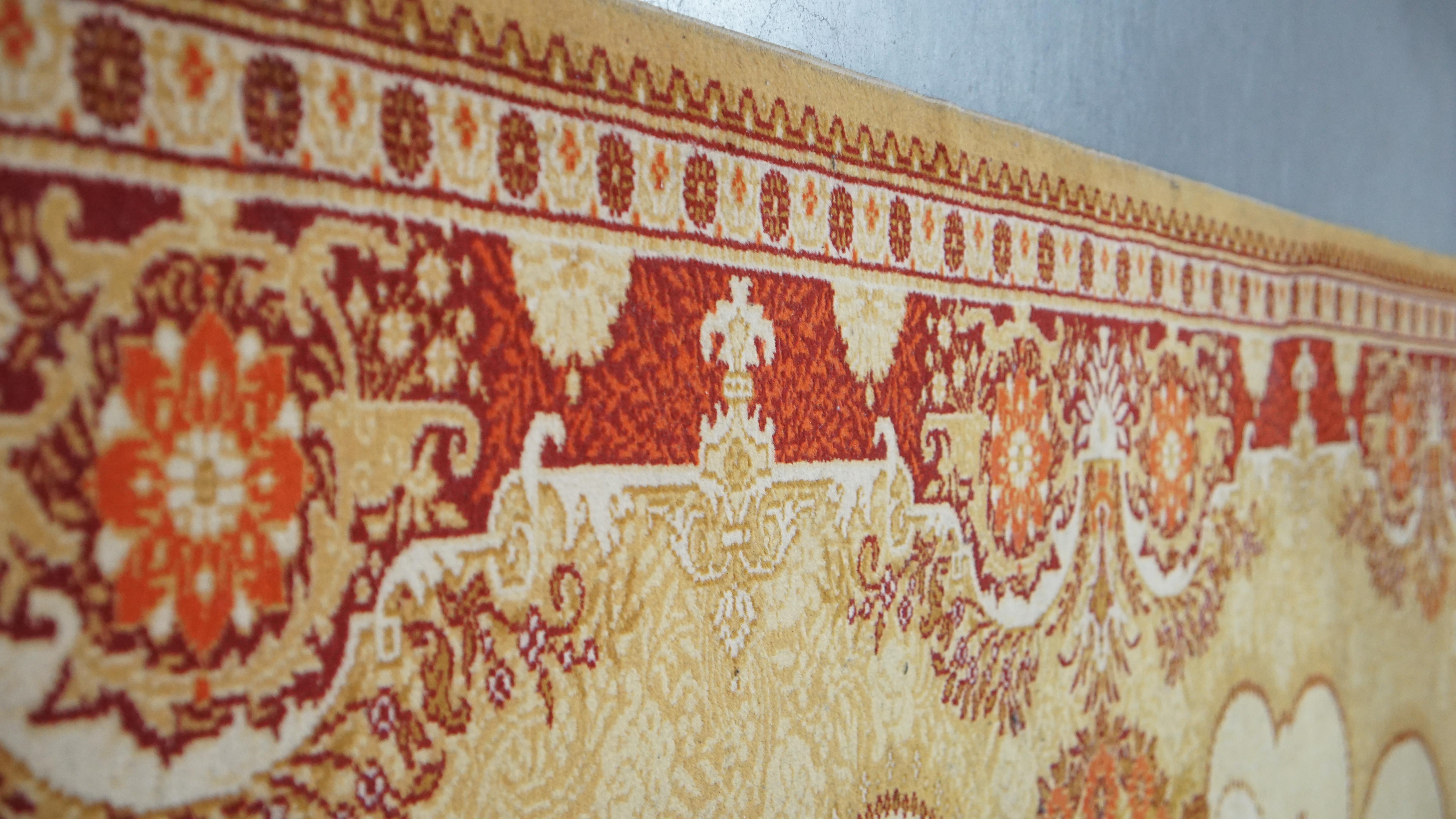 20ième siècle Tapis de 300 x 200 cm aux couleurs principalement jaunes et rouges en vente