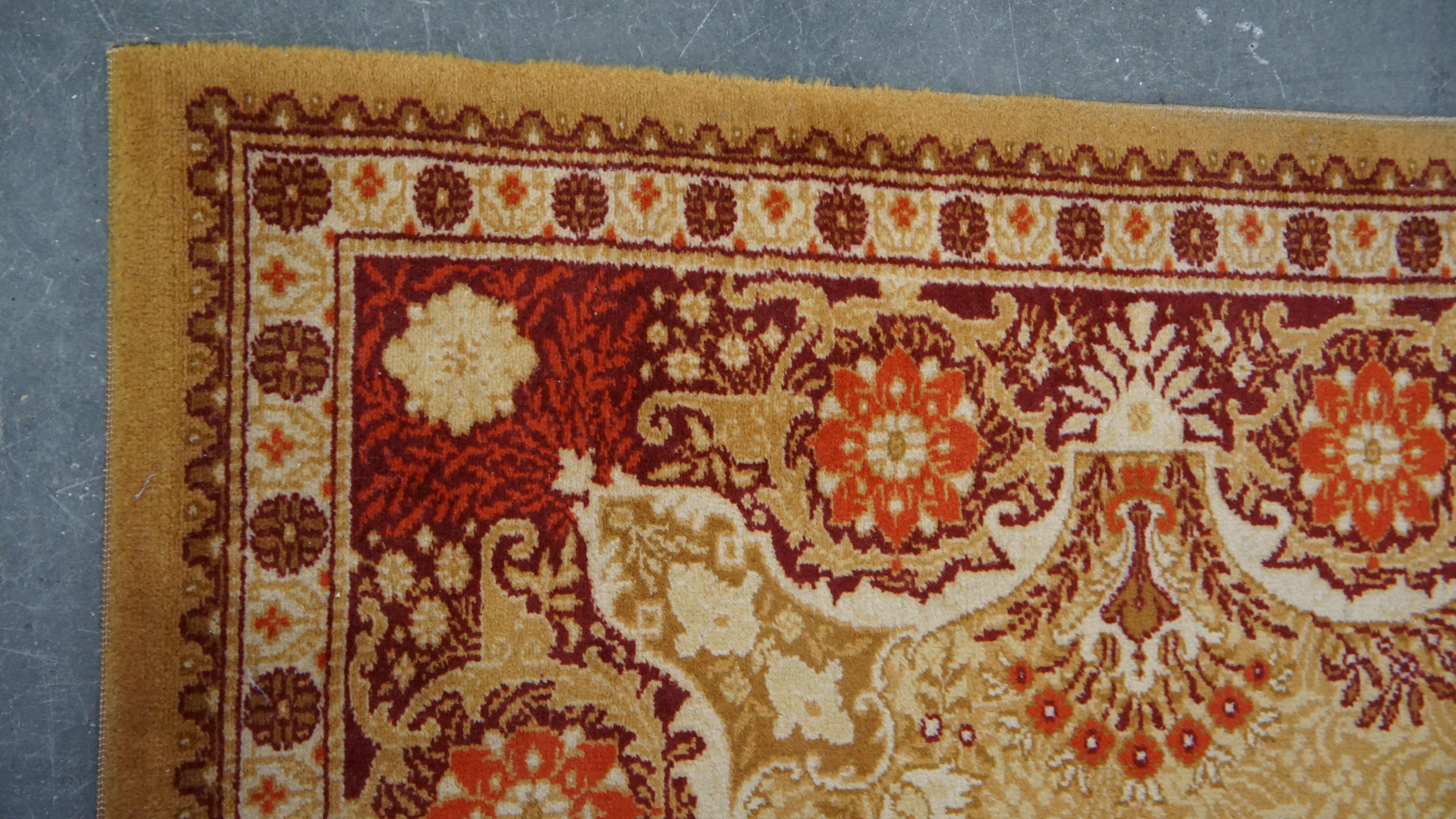 Tapis de 300 x 200 cm aux couleurs principalement jaunes et rouges en vente 1