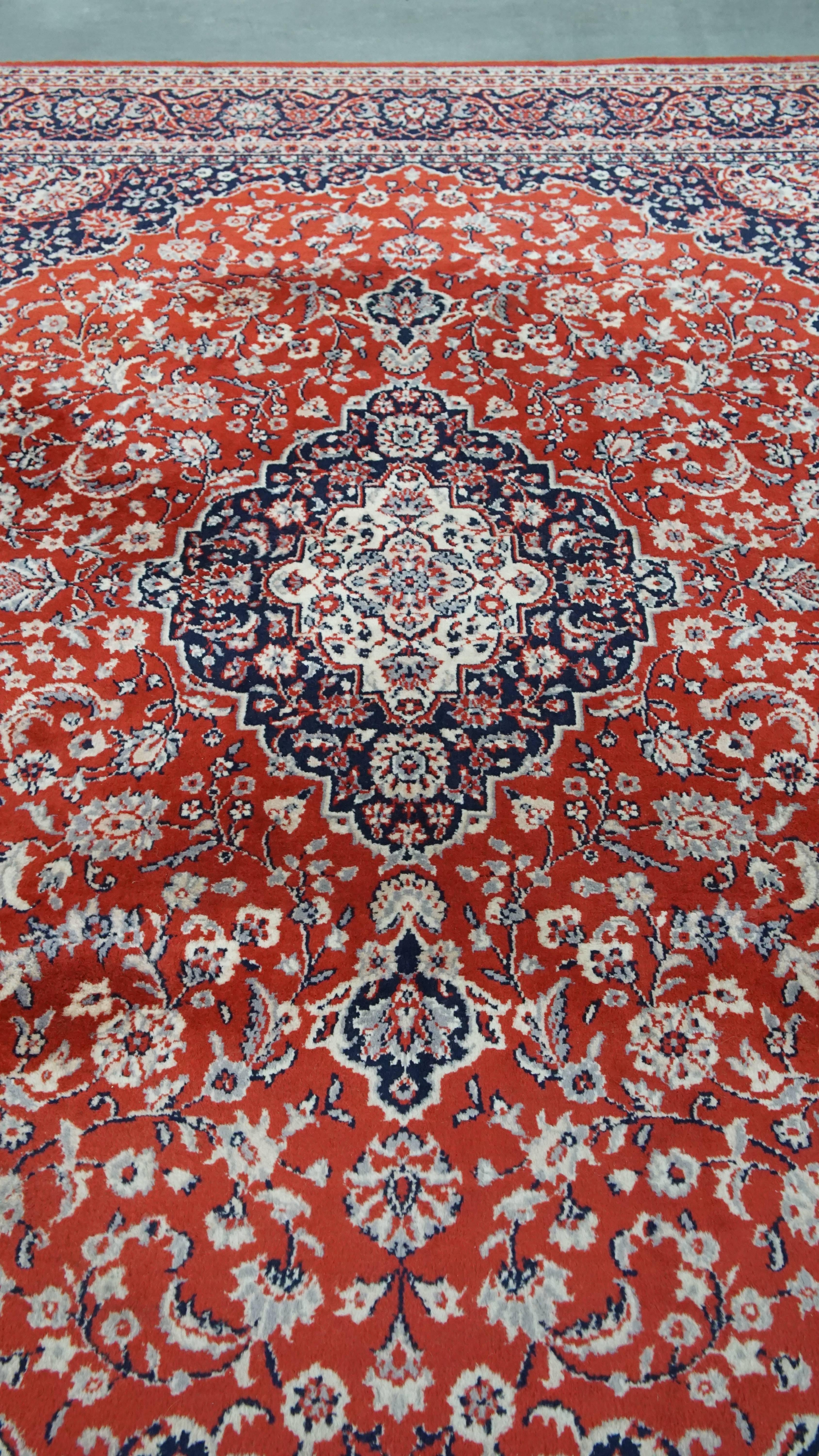 In offerta c'è questo accogliente tappeto in stile orientale con colori predominanti rosso e blu scuro, accentuati da affascinanti motivi. 

Illumina la tua casa con questo bellissimo tappeto, che presenta colori ricchi e dettagli intricati.

Questi