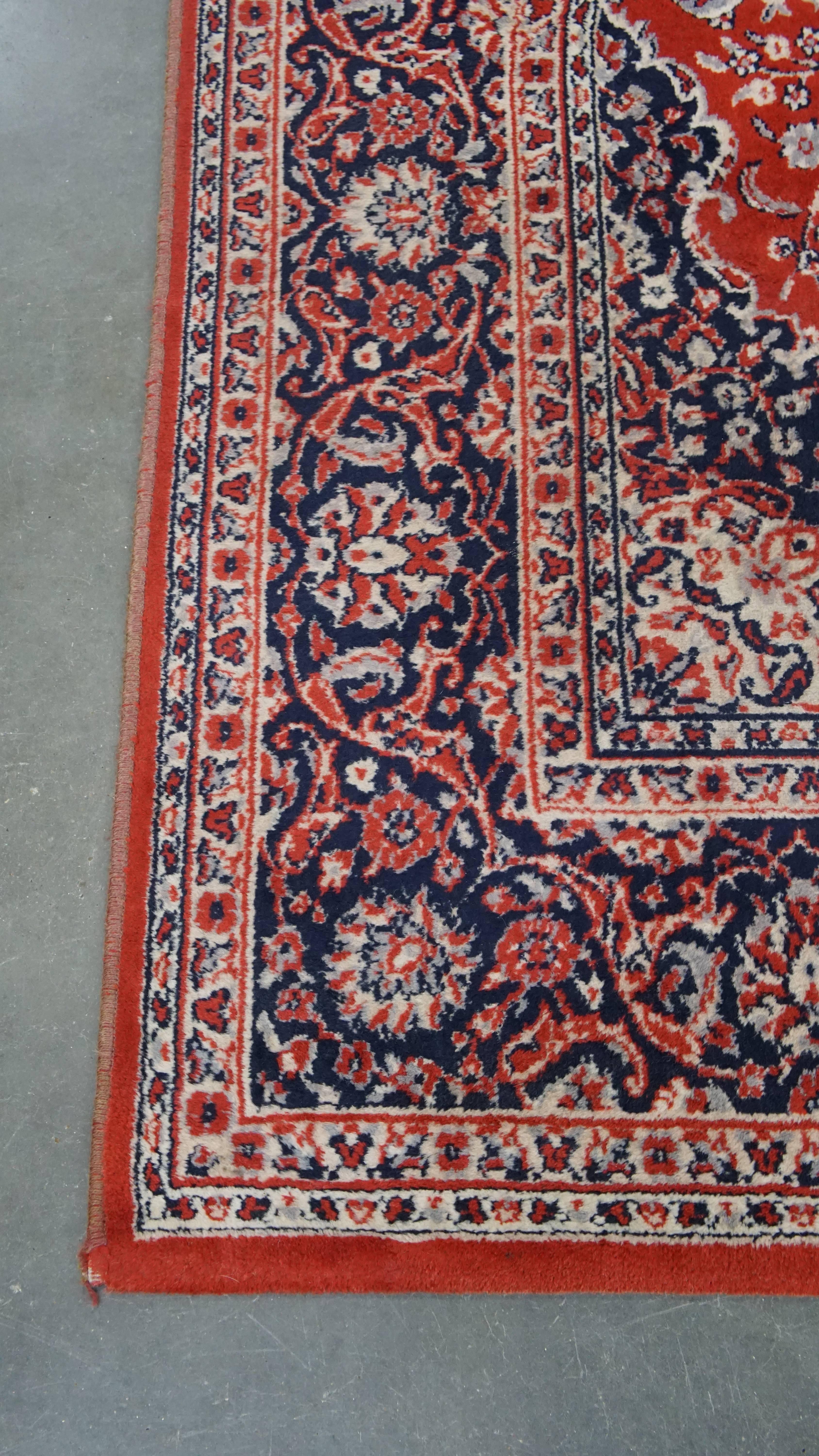Romano classico Tappeto con toni rossi e blu scuro 295x200 cm in vendita