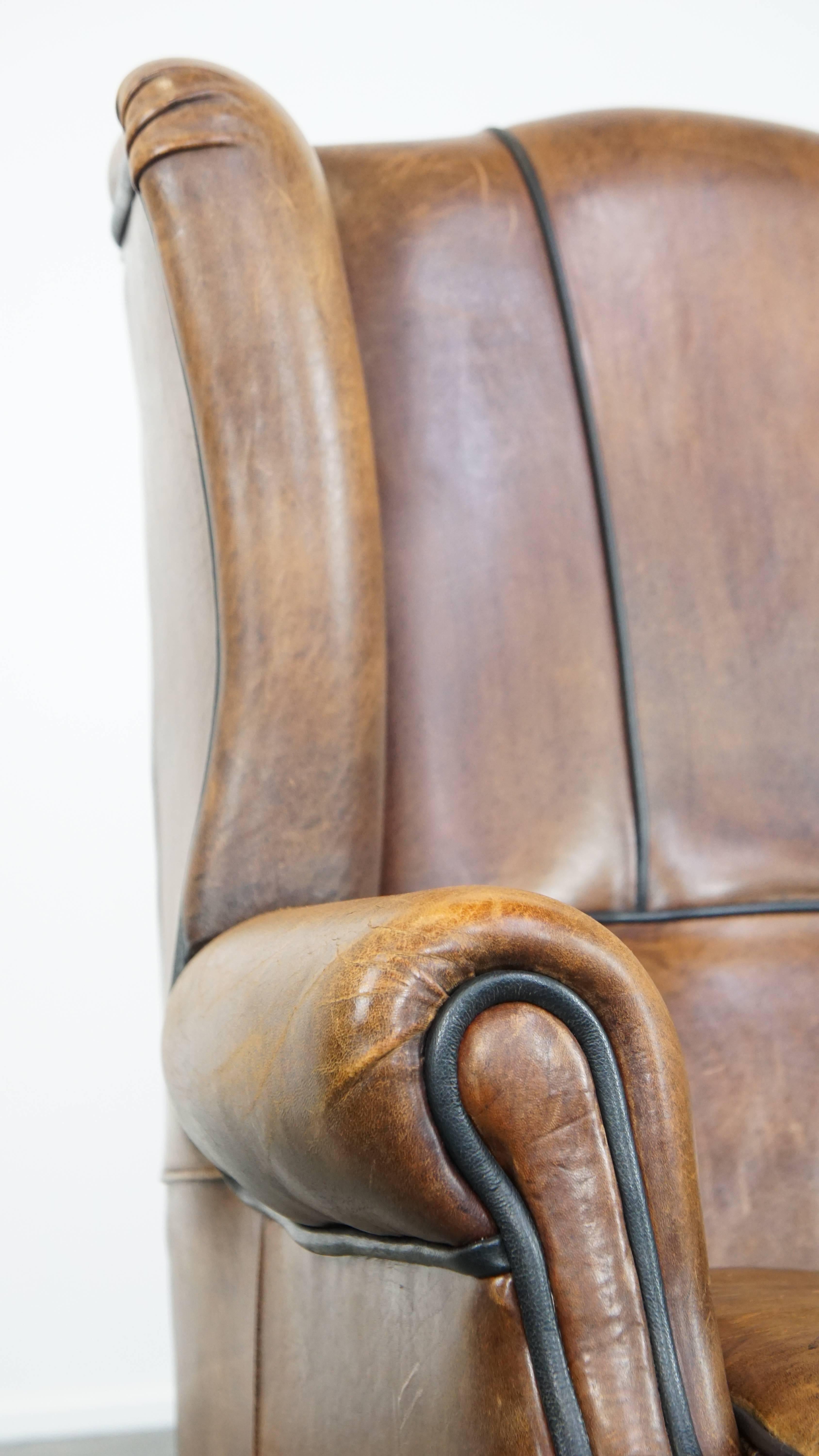 Fauteuil à oreilles froncé et confortable en cuir de mouton avec détails charmants en vente 5