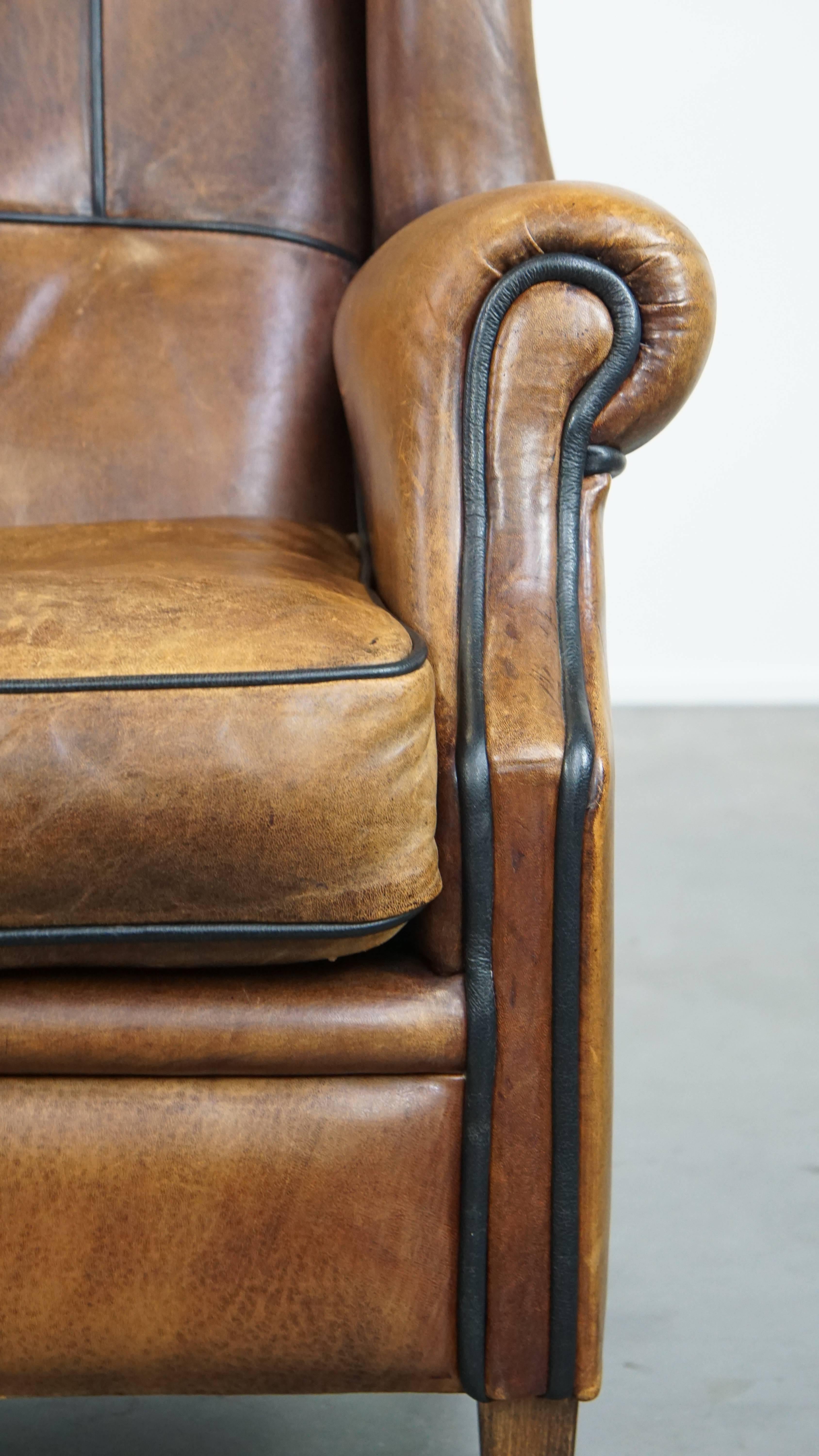 Fauteuil à oreilles froncé et confortable en cuir de mouton avec détails charmants en vente 6