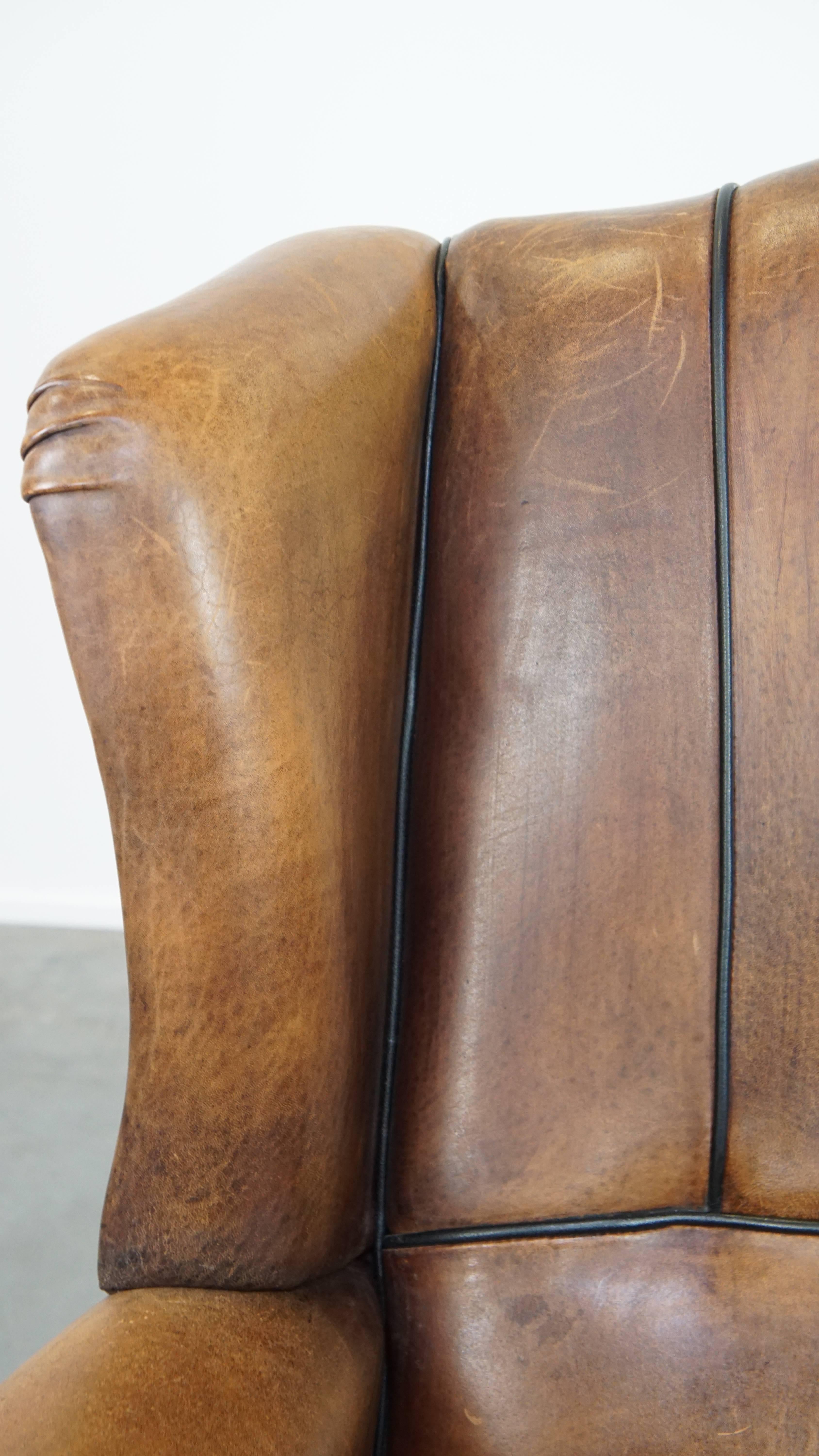 Fauteuil à oreilles froncé et confortable en cuir de mouton avec détails charmants en vente 7