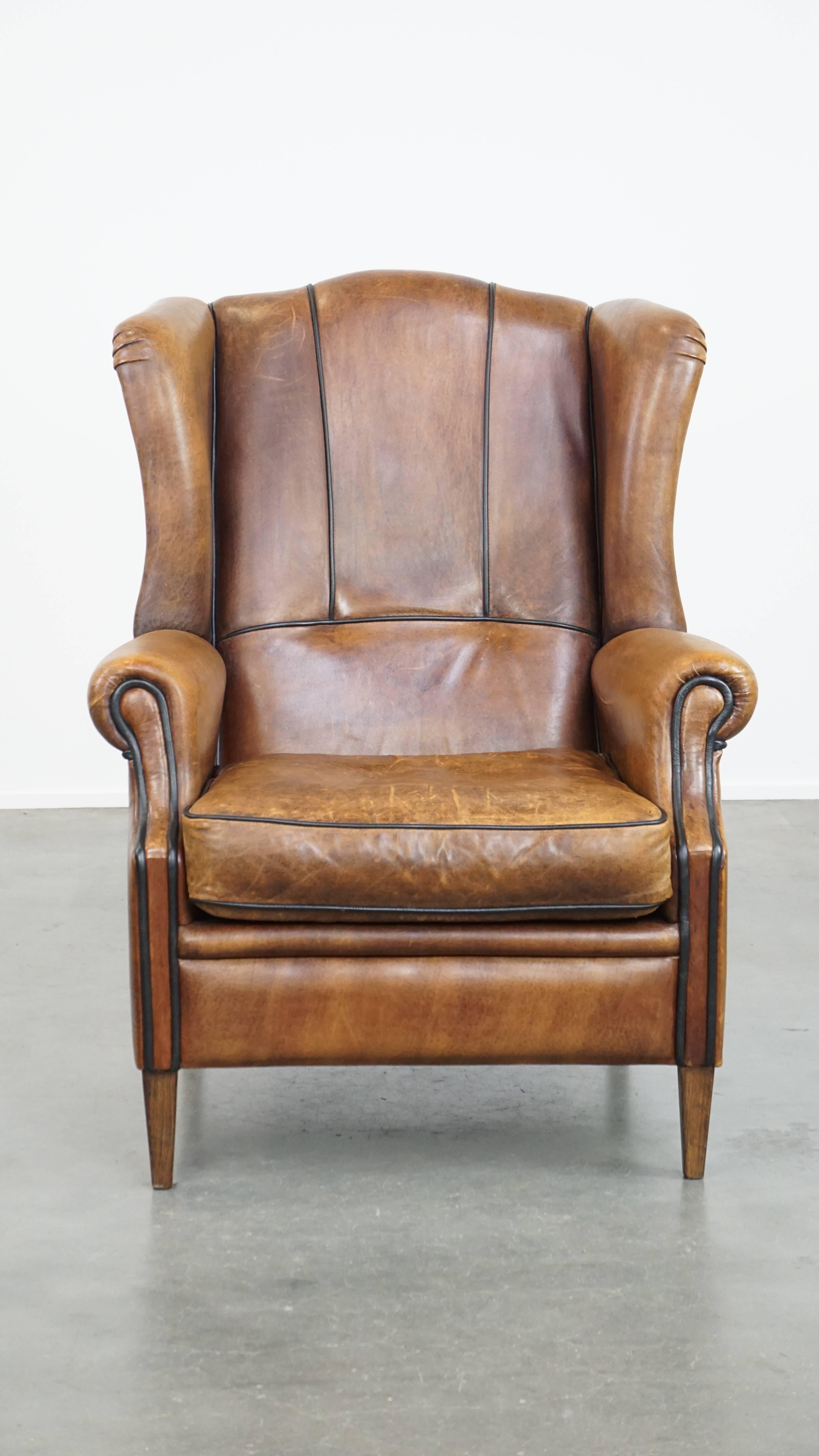 Ce fauteuil à oreilles en peau de mouton est une attraction intemporelle qui, à notre avis, ne devrait manquer dans aucun intérieur. Grâce à sa couleur et à sa finition épurée avec un liseré noir au dos, il a un aspect robuste. Ce fauteuil à