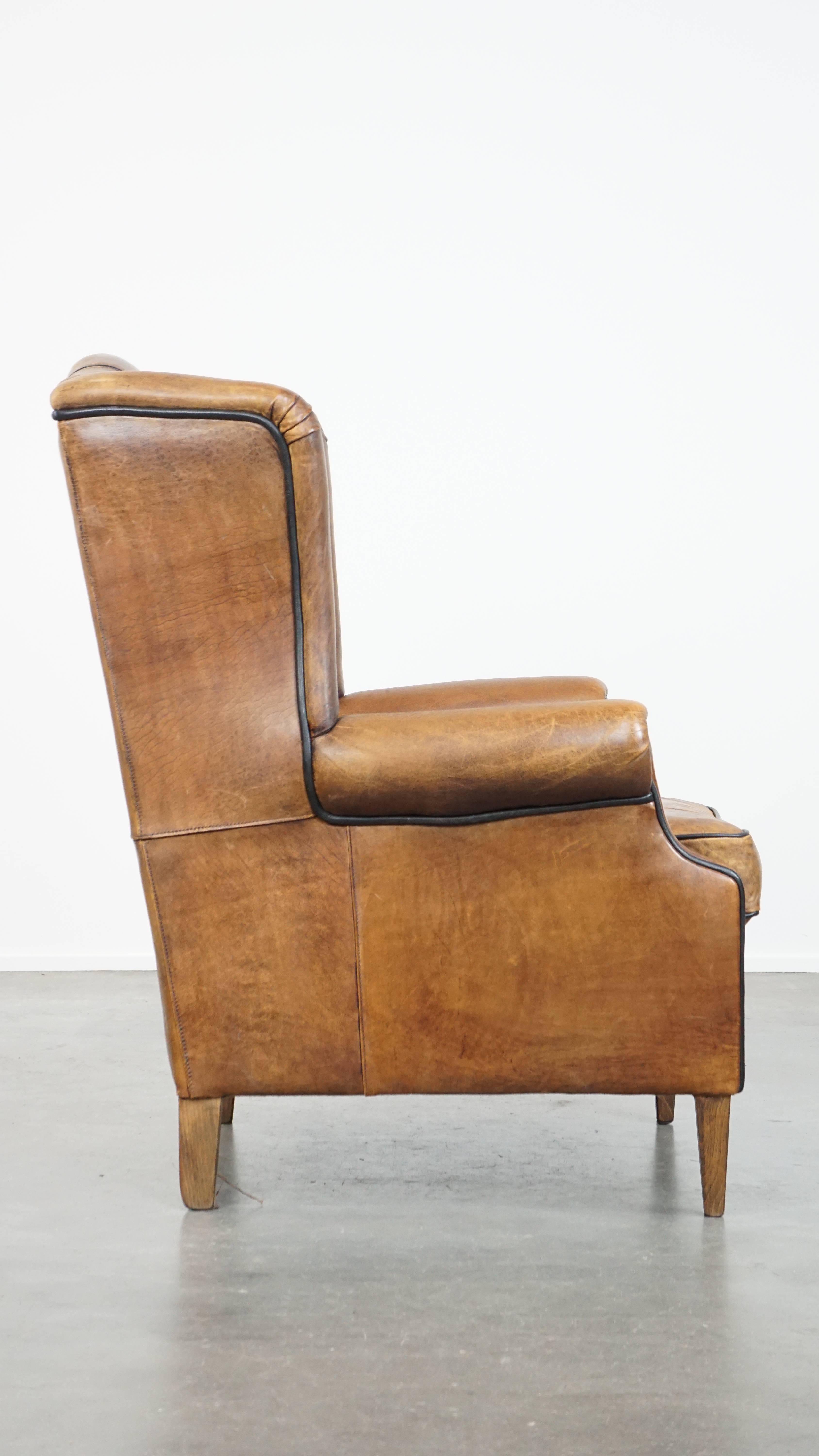 Fait main Fauteuil à oreilles froncé et confortable en cuir de mouton avec détails charmants en vente