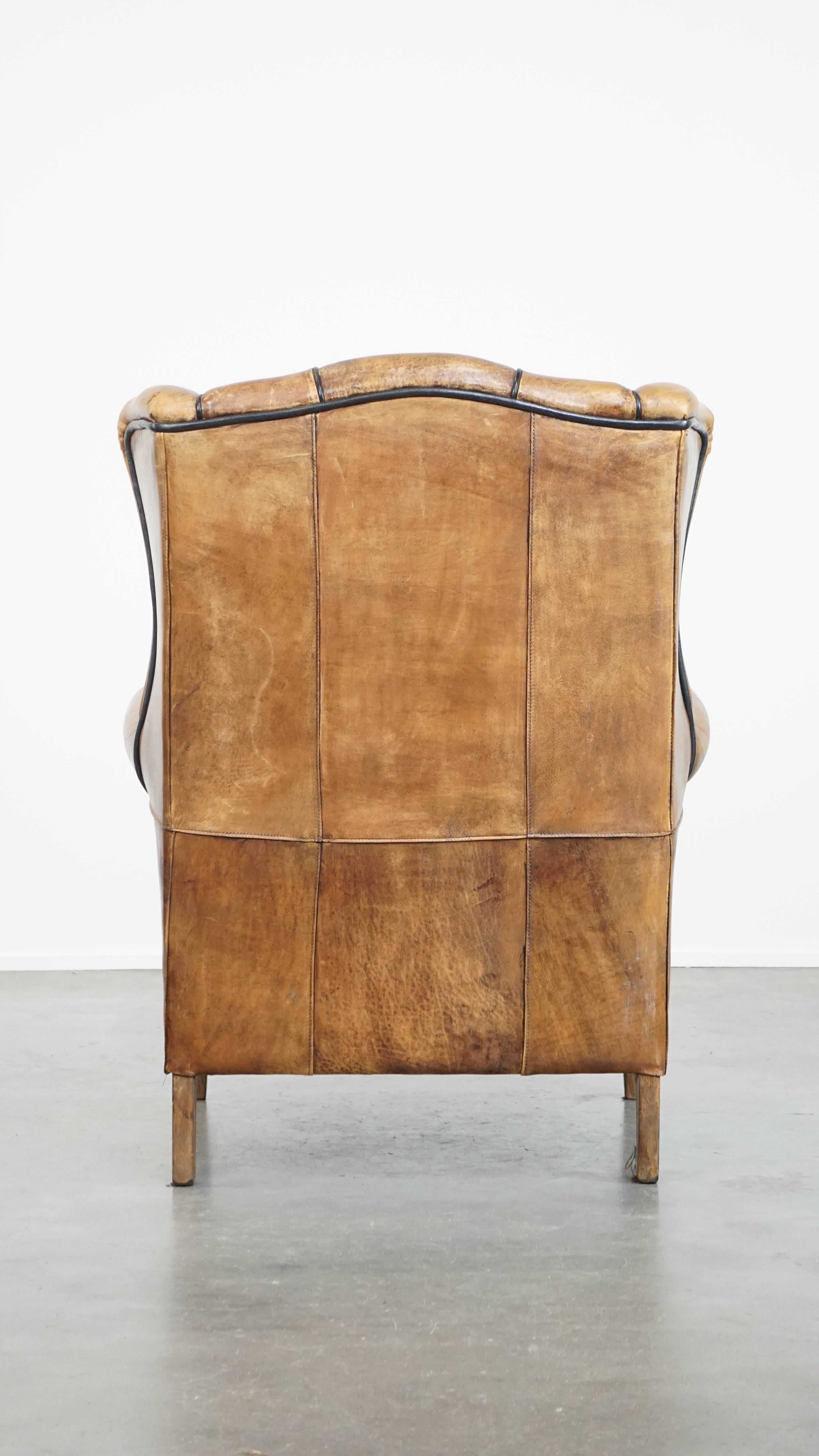 Fauteuil à oreilles froncé et confortable en cuir de mouton avec détails charmants Bon état - En vente à Harderwijk, NL